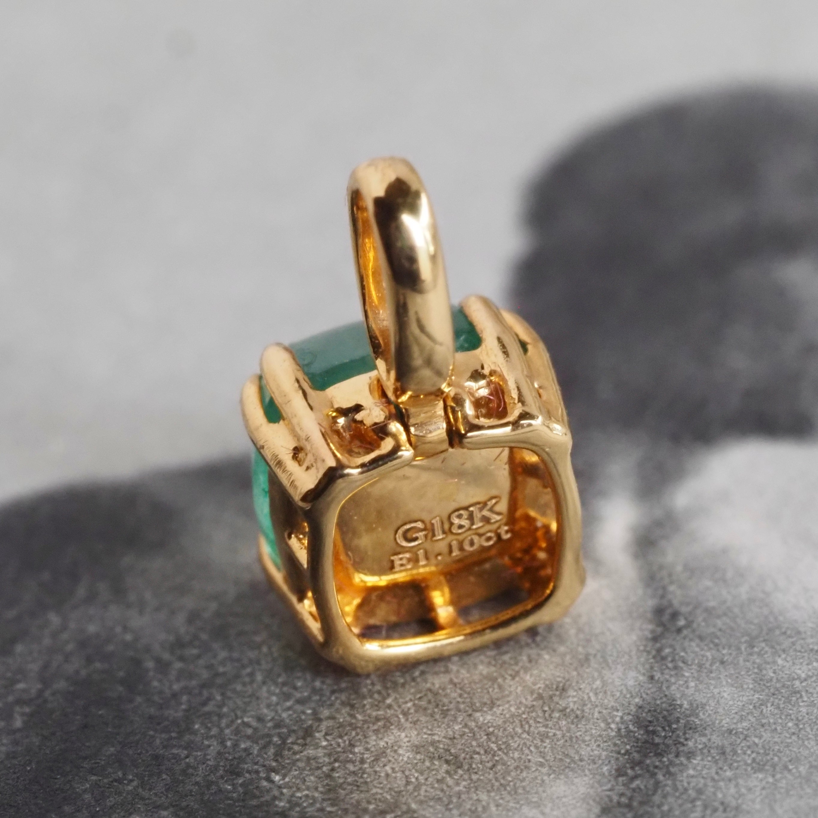 Emerald Sugarloaf 18k Gold Pendant