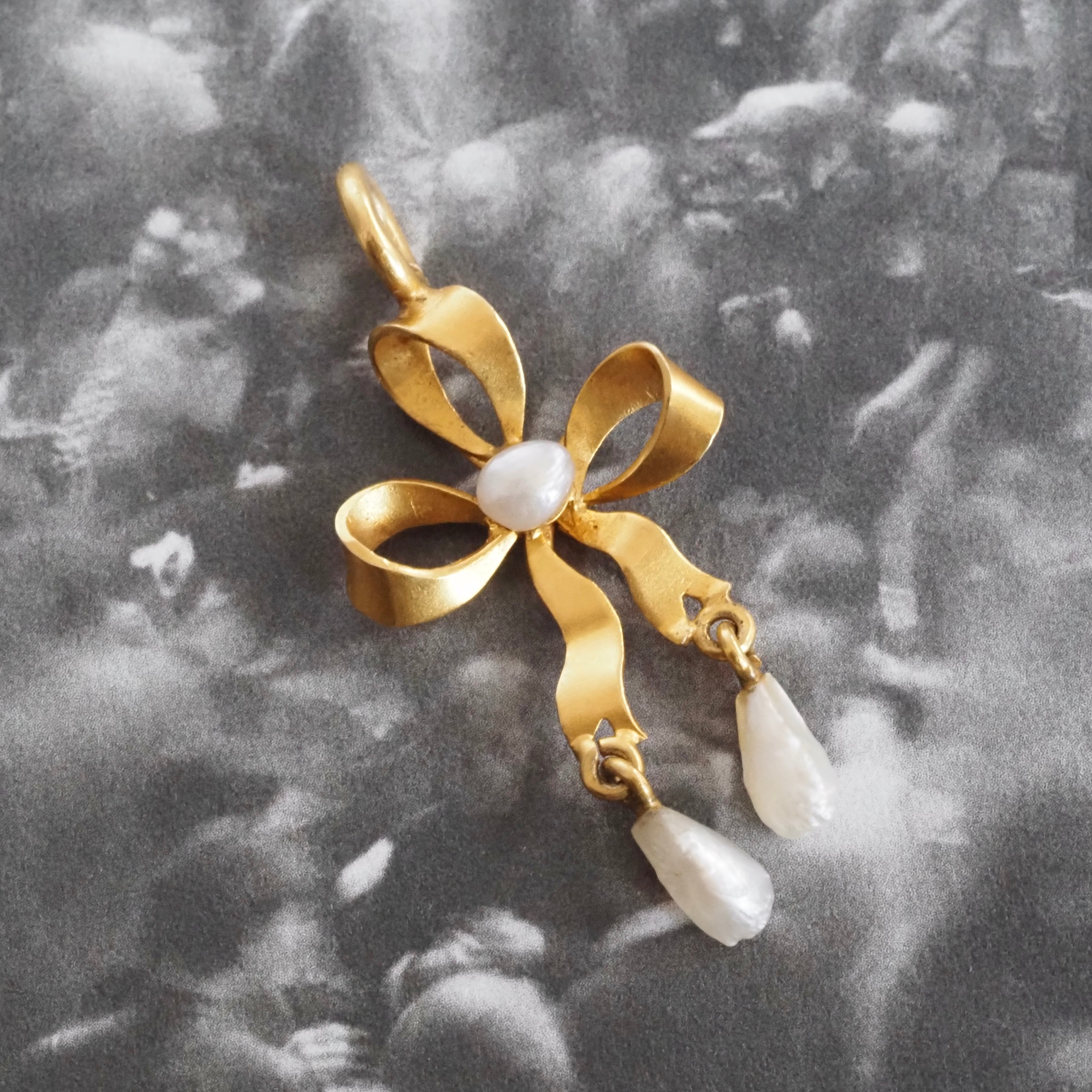 Vintage Pearl 18k Gold Bow Charm Pendant