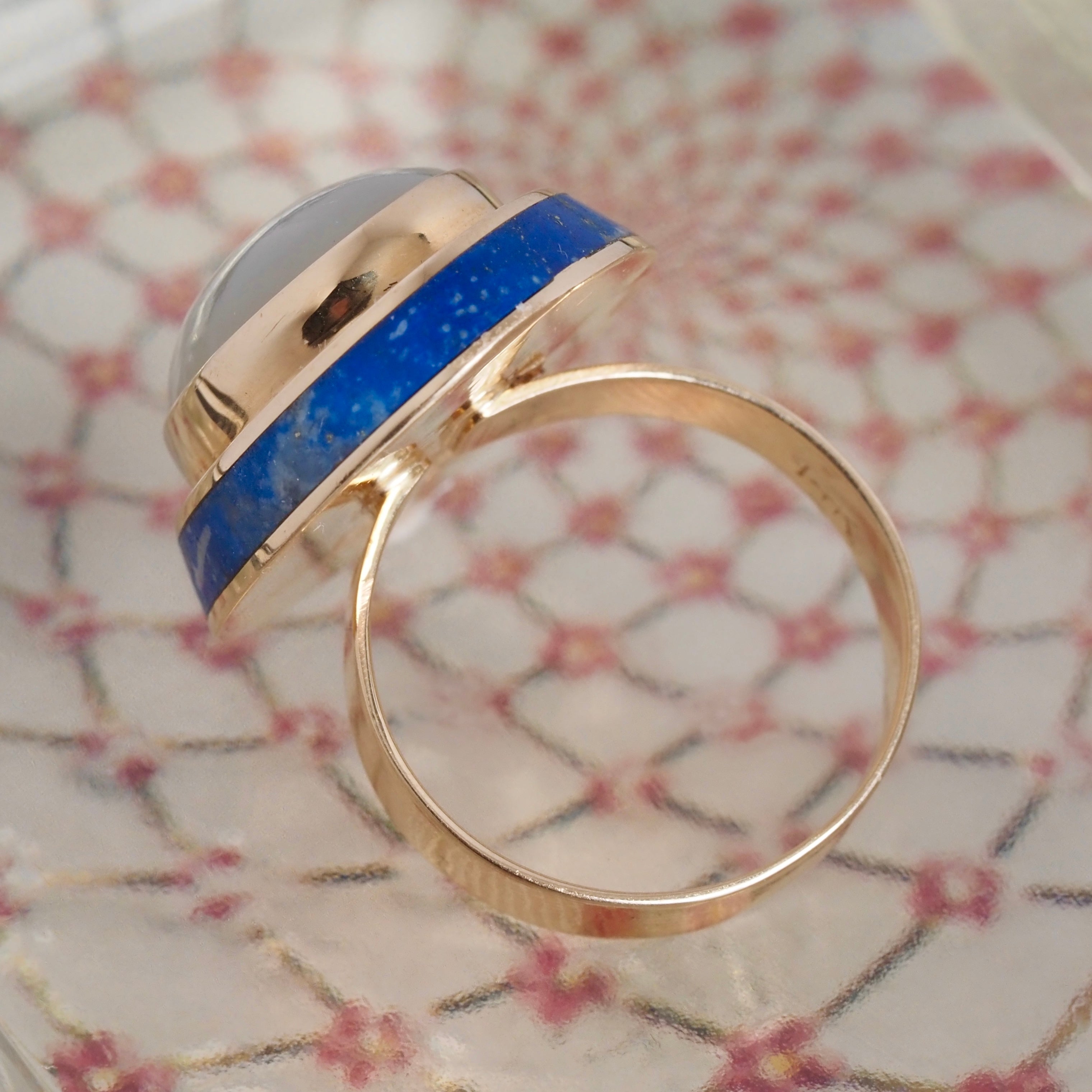 Vintage White Jade Cabochon and Lapis 14k Gold Ring