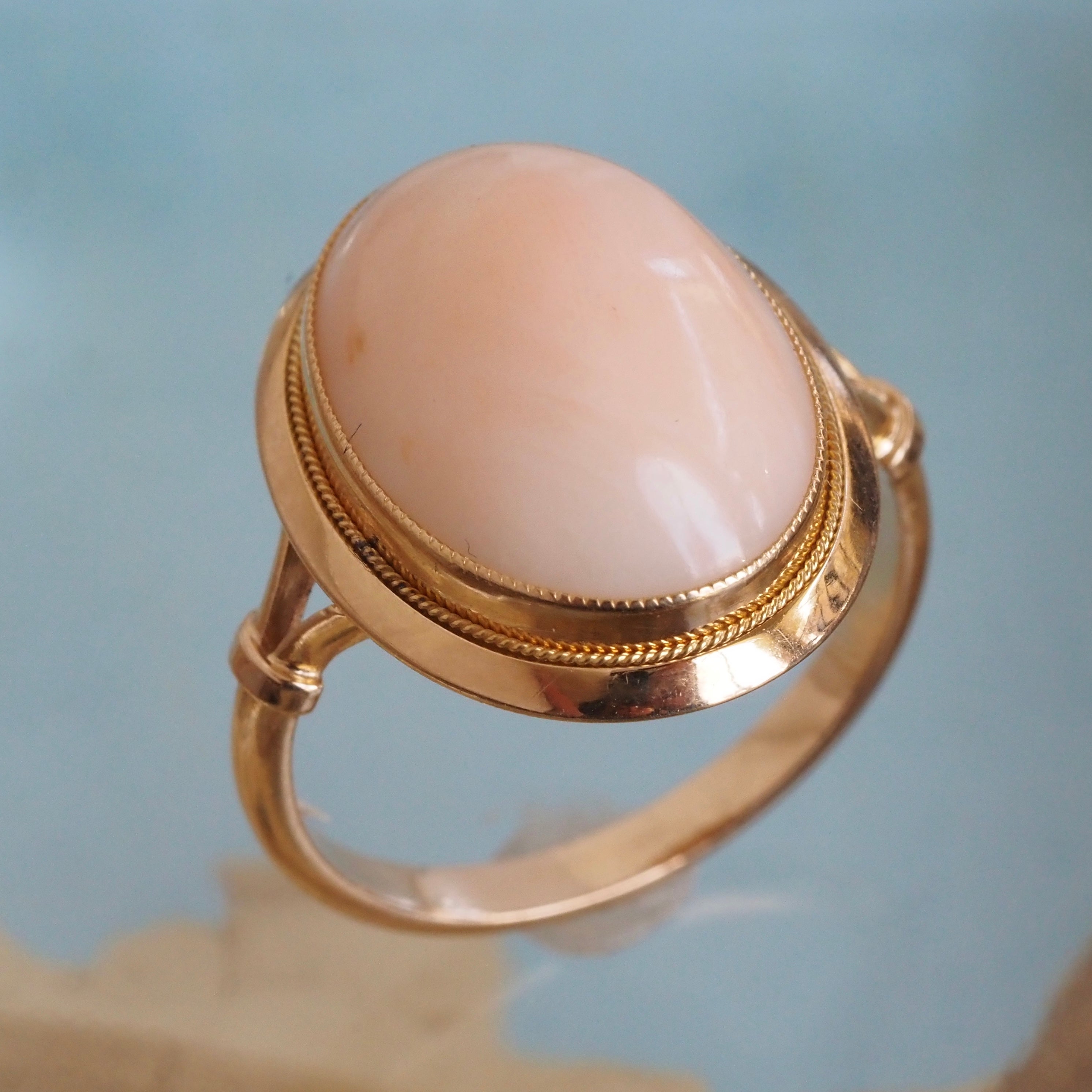 Vintage Cabochon Angel Skin Coral 18k Gold Ring