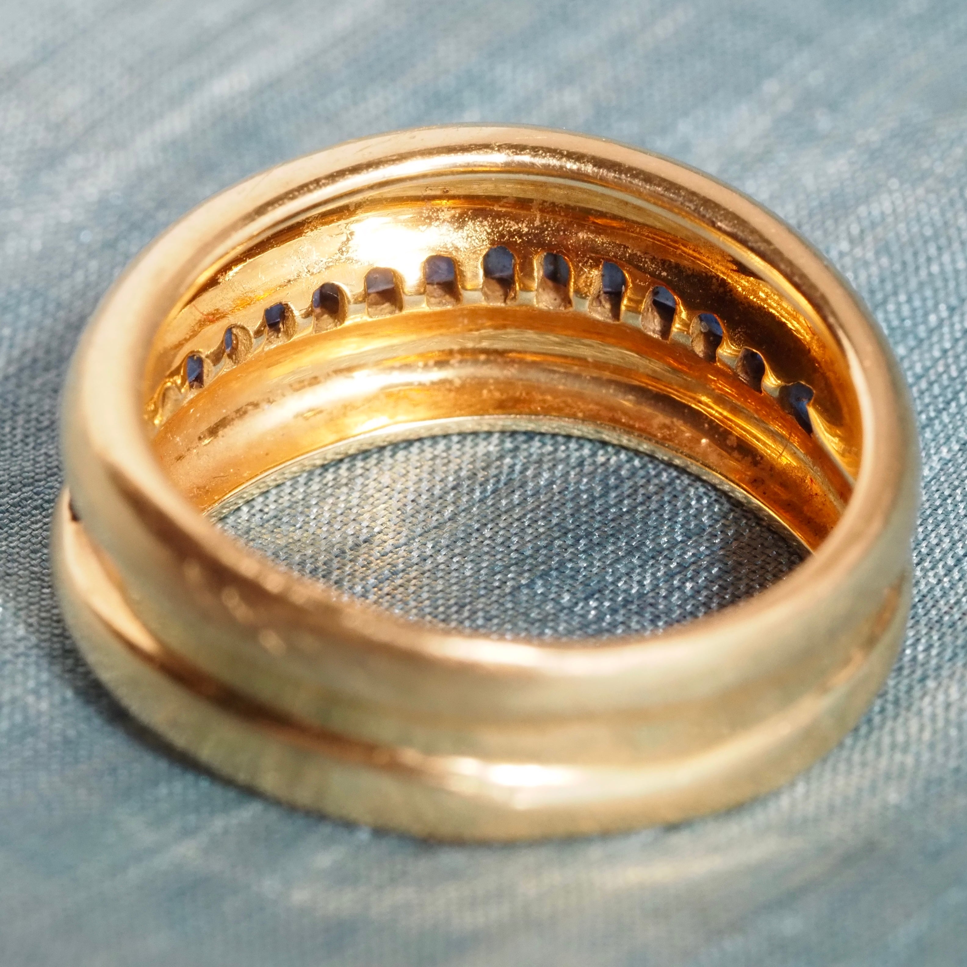 Vintage 18k Gold Sapphire Channel Set Curved Ring