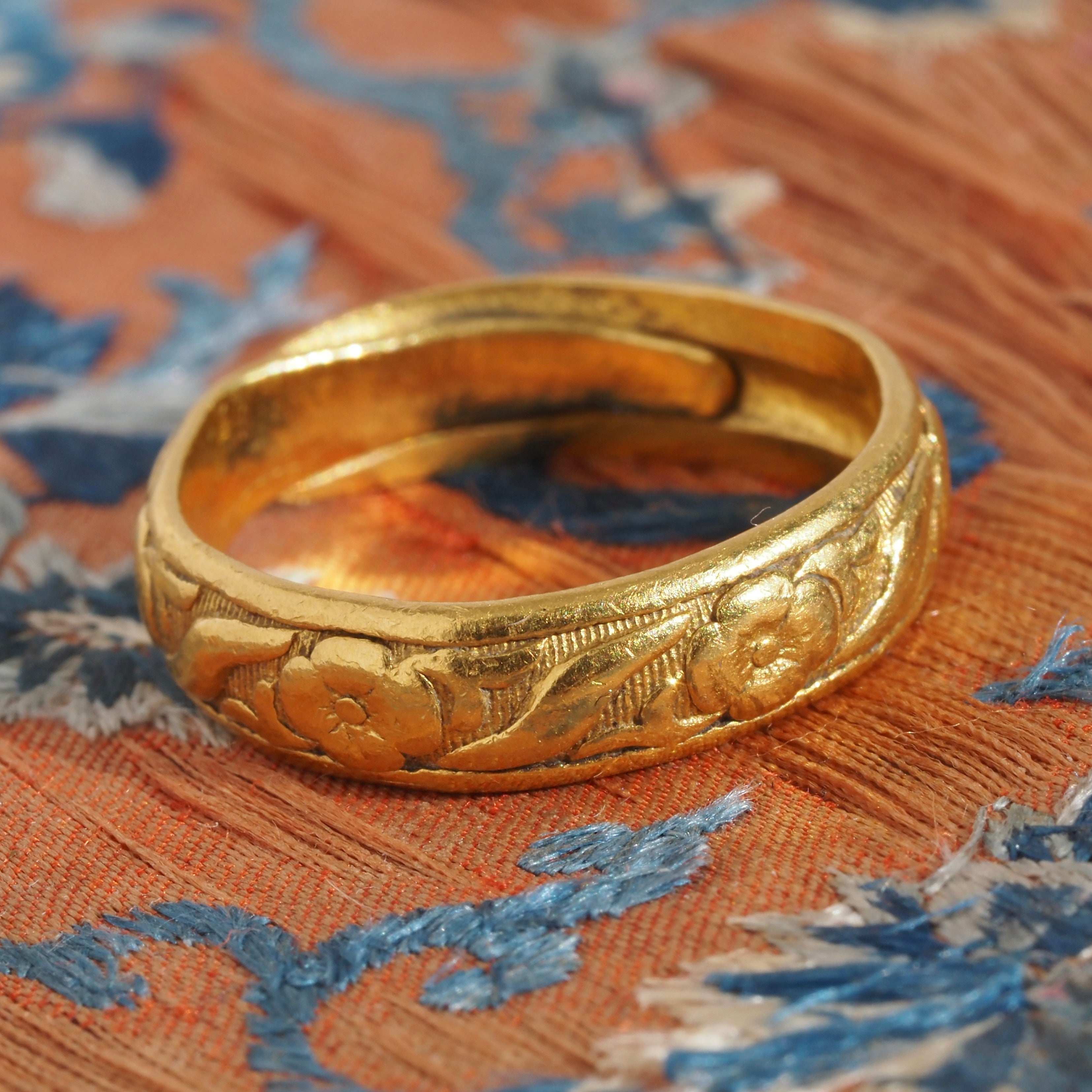 Antique Chinese 22k Gold Adjustable Floral Band