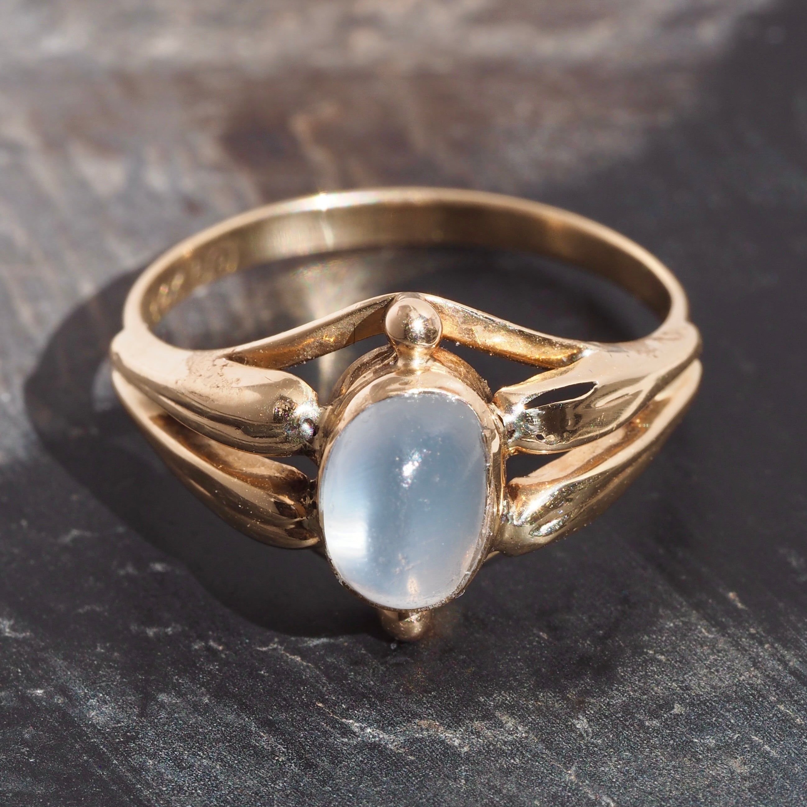 Vintage 14k Gold Sugarloaf Moonstone Ring