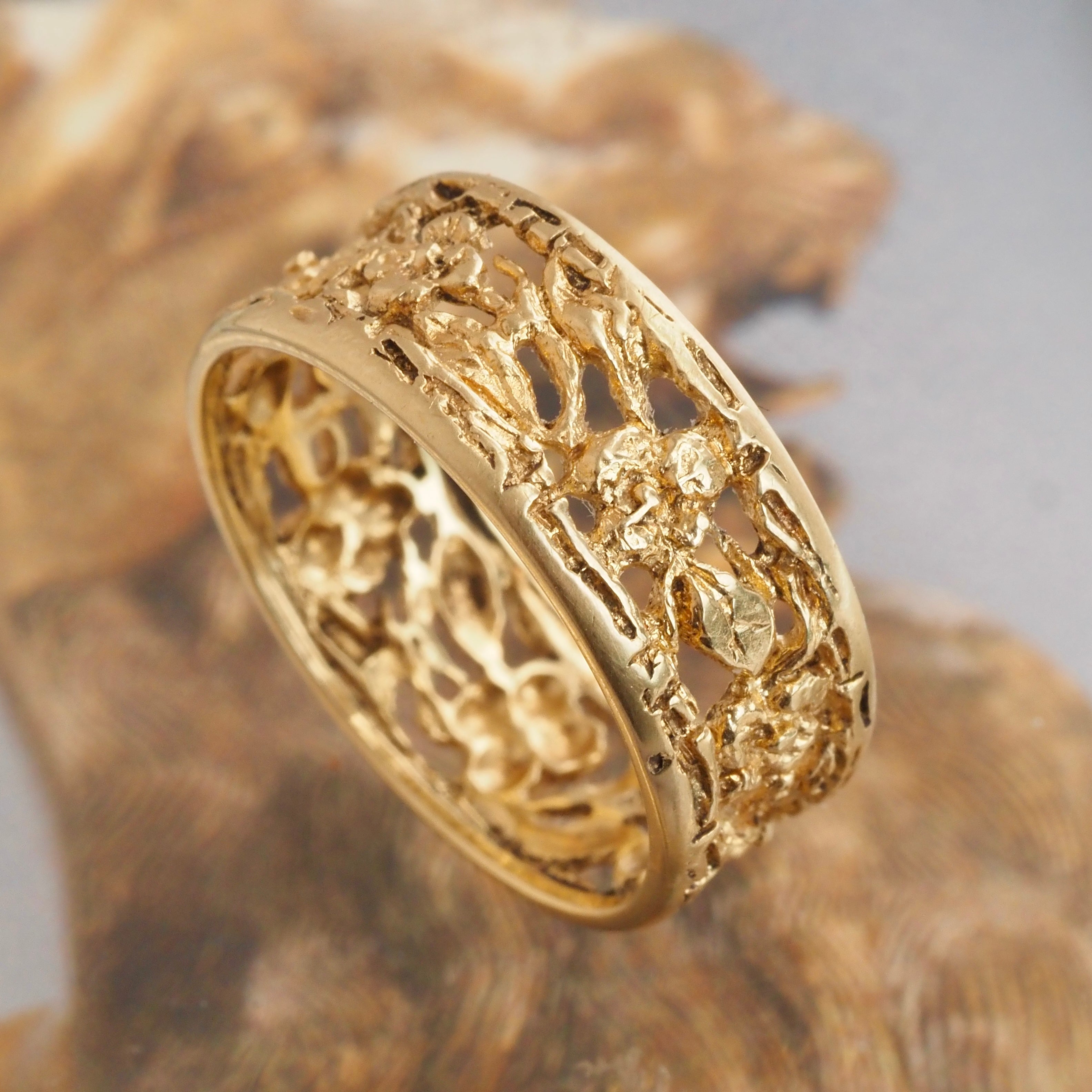 Vintage Floral 18k Gold Band