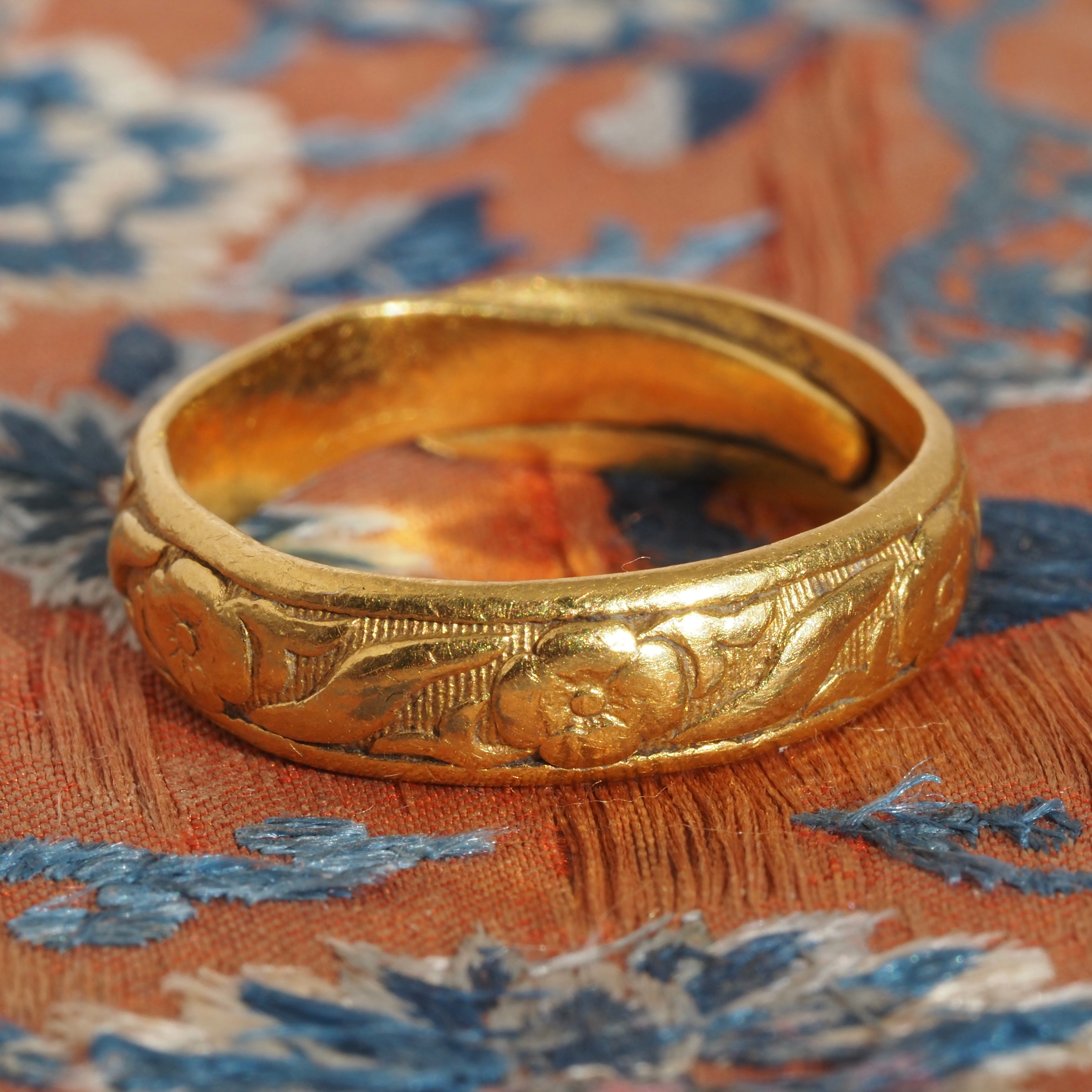 Antique Chinese 22k Gold Adjustable Floral Band