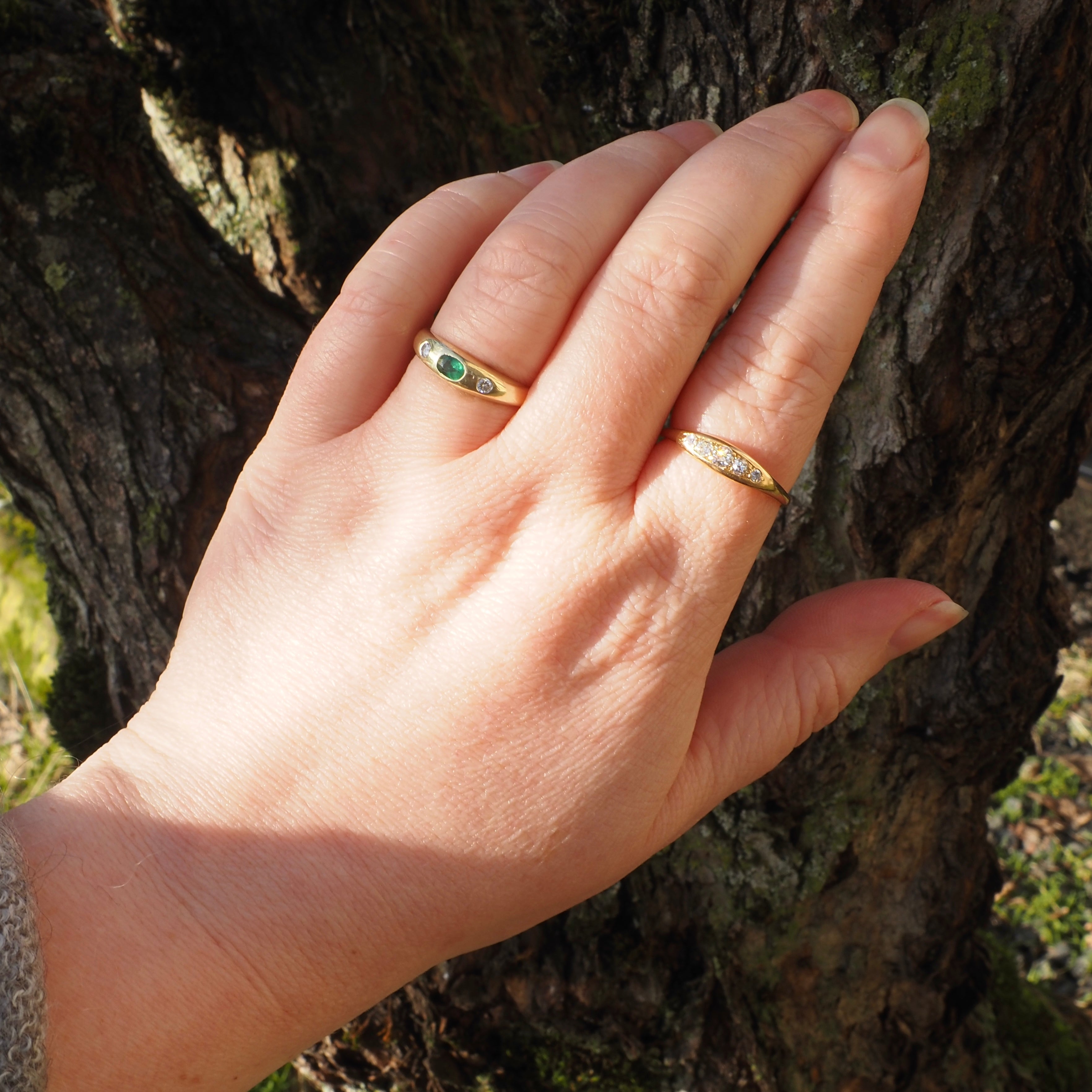 Vintage Emerald Round Brilliant Cut Diamond Flush Set Trilogy 14k Gold Dome Ring