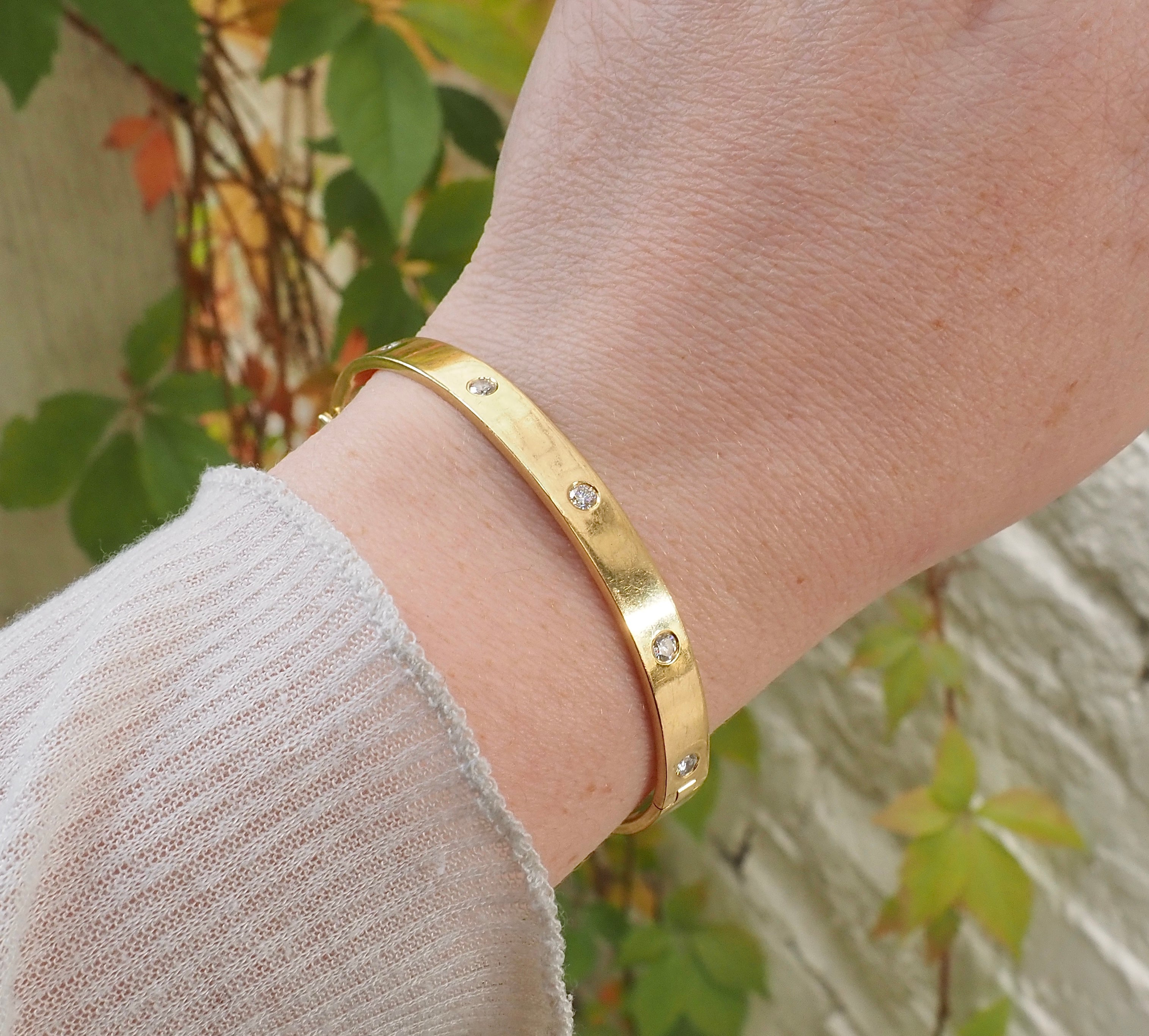 Vintage 18k Gold Diamond Oval Hinged Bangle