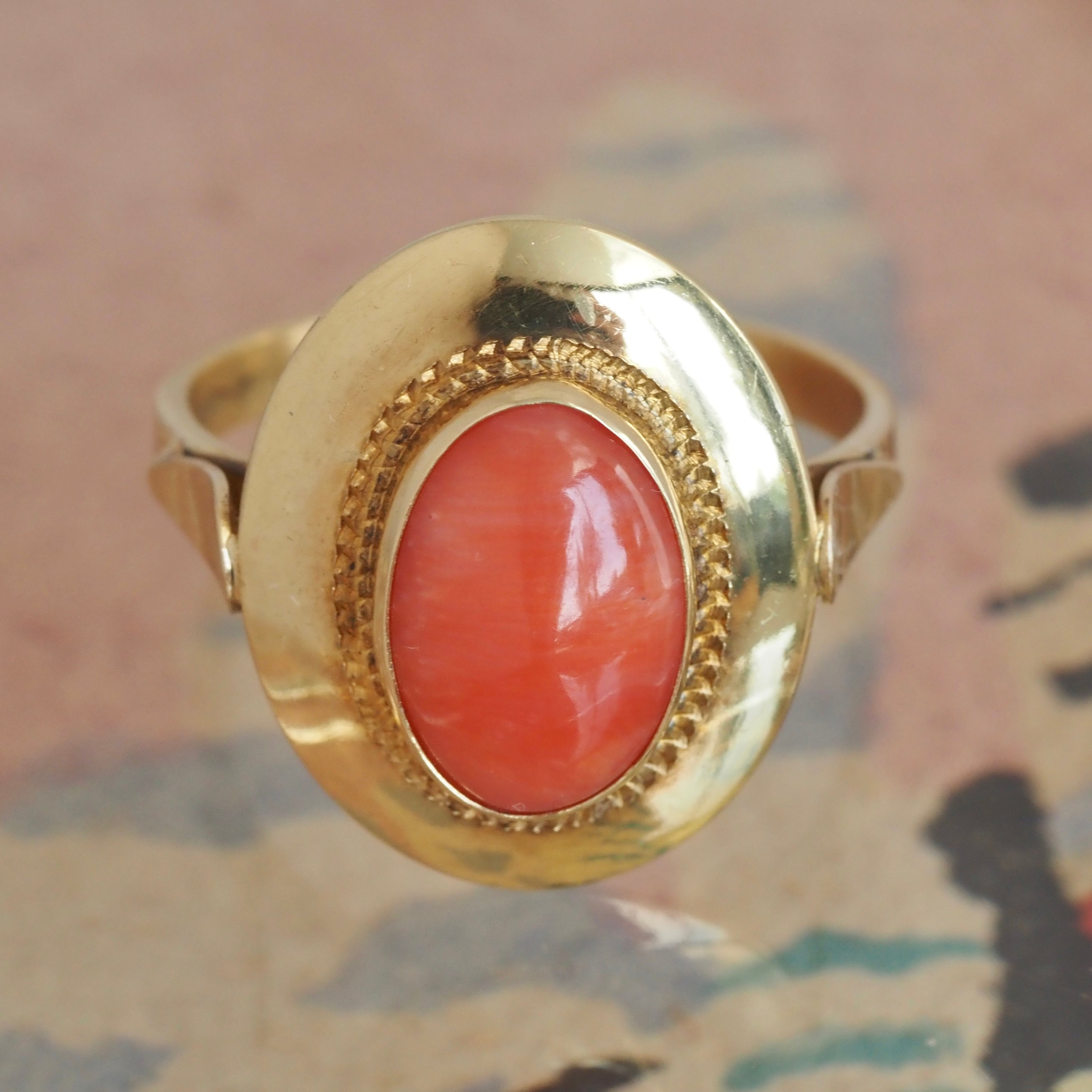 Vintage Italian Coral 18k Gold Ring