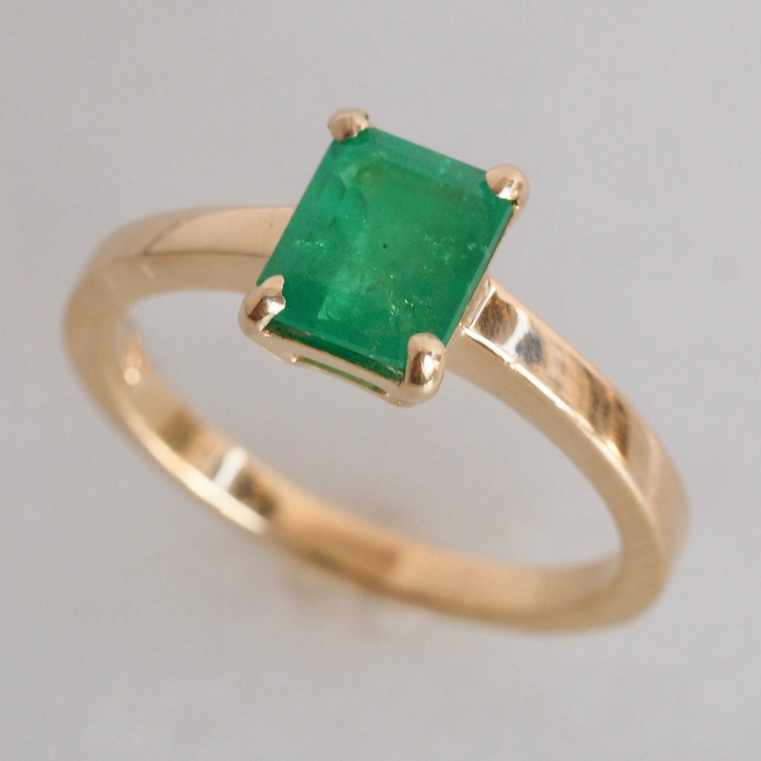 Vintage 18k Gold Colombian Emerald Solitaire Ring