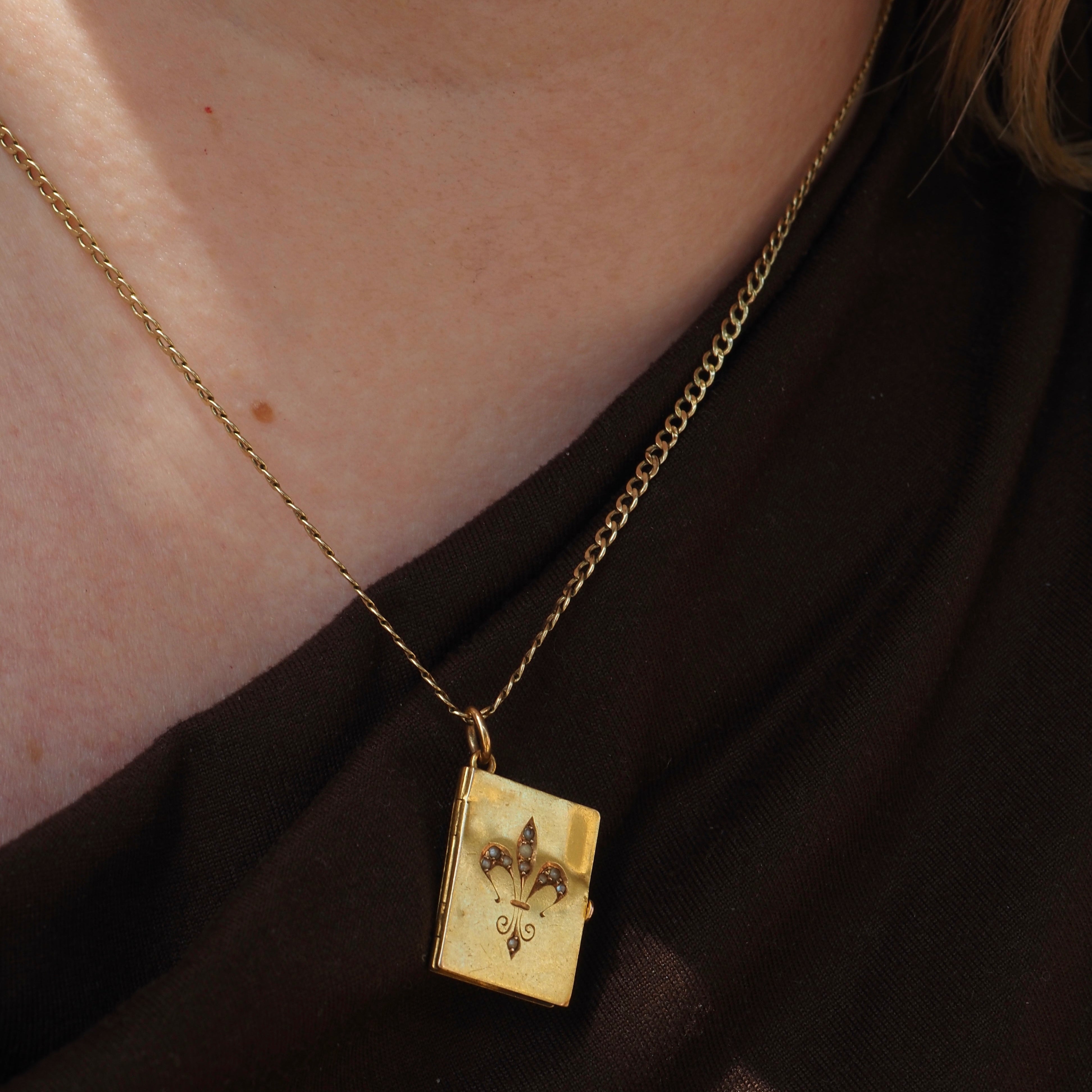 Antique French Bloomed 18k Gold Fleur de Lis "Amitie Sincere" Book Locket