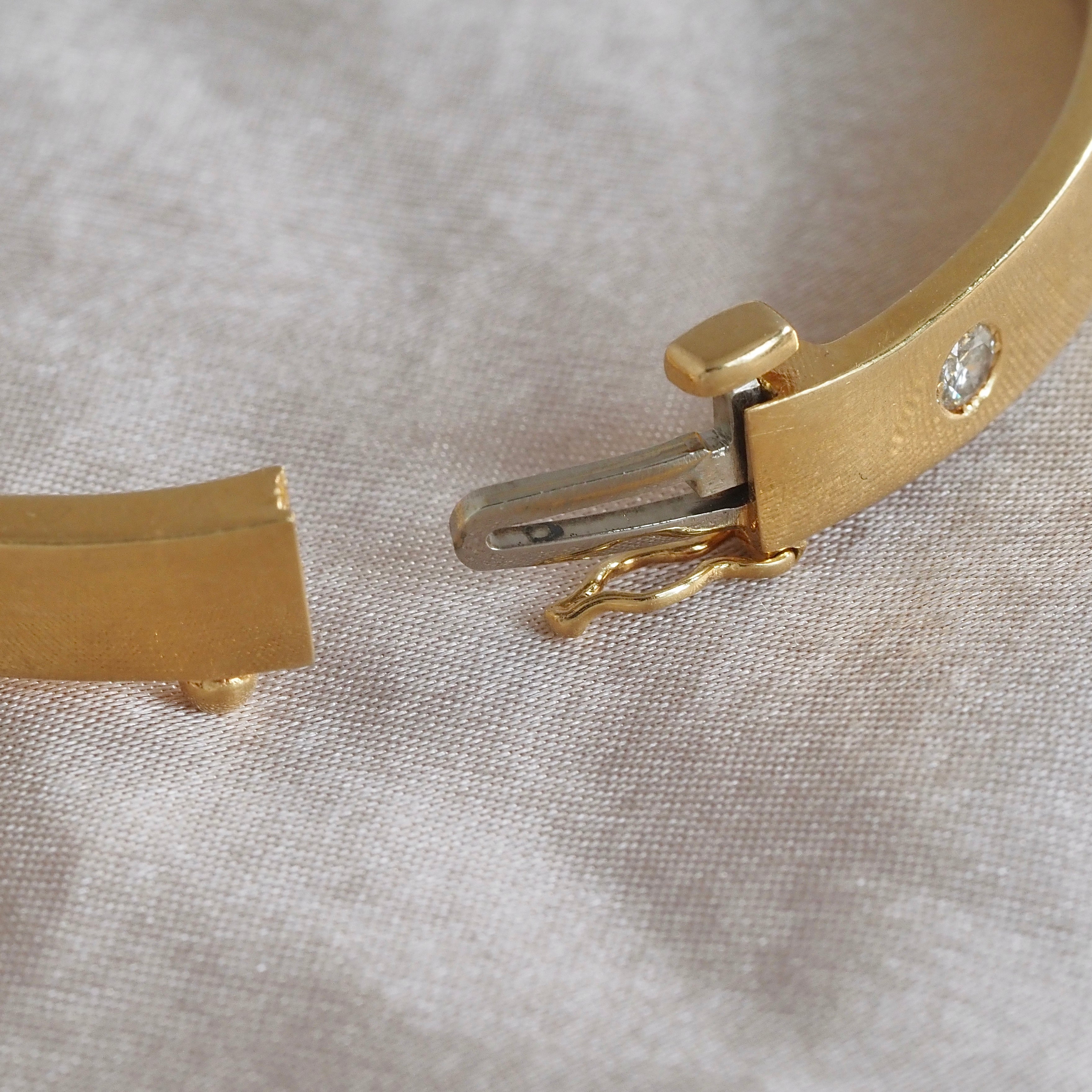 Vintage 18k Gold Diamond Oval Hinged Bangle