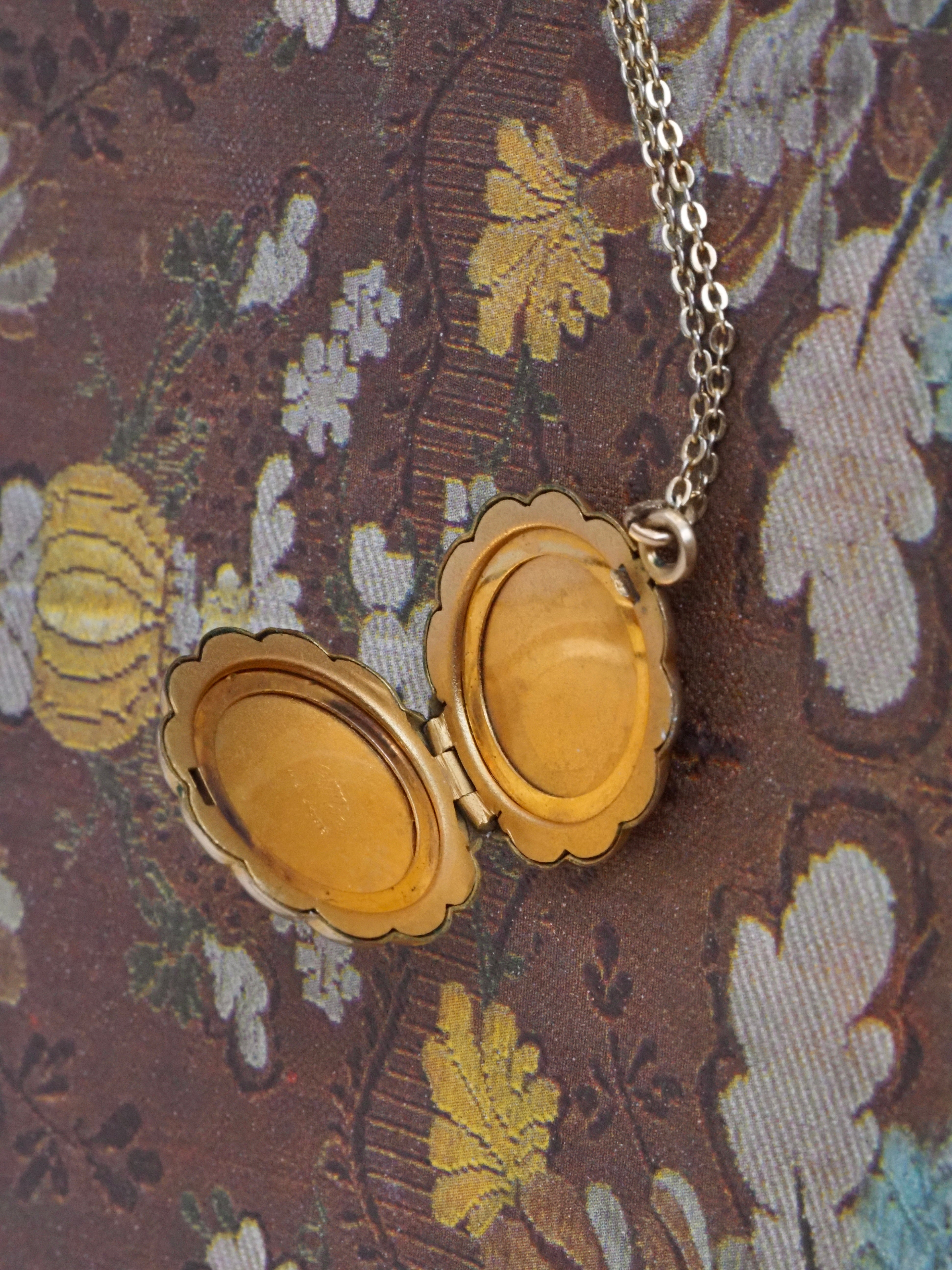 Vintage Ribbon Motif Gold Filled Locket & Chain