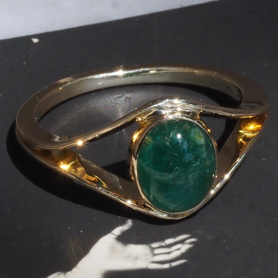 Vintage Modernist Emerald Cabochon 18k Gold Ring