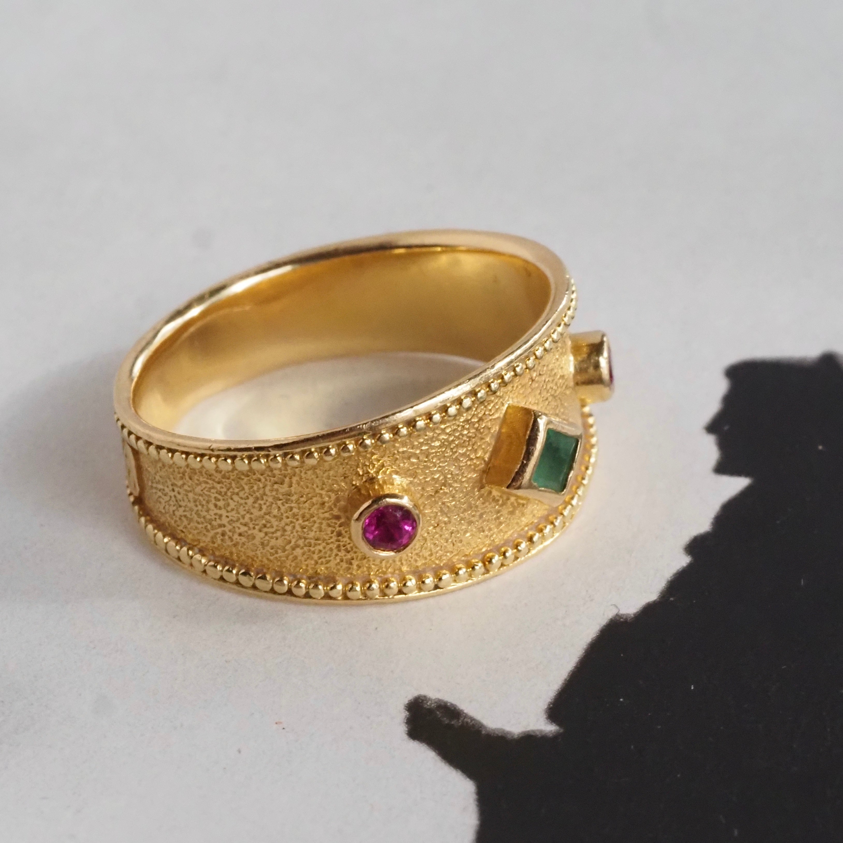 Vintage Ancient Greek Style Ruby and Emerald 18k Gold Tapered Band