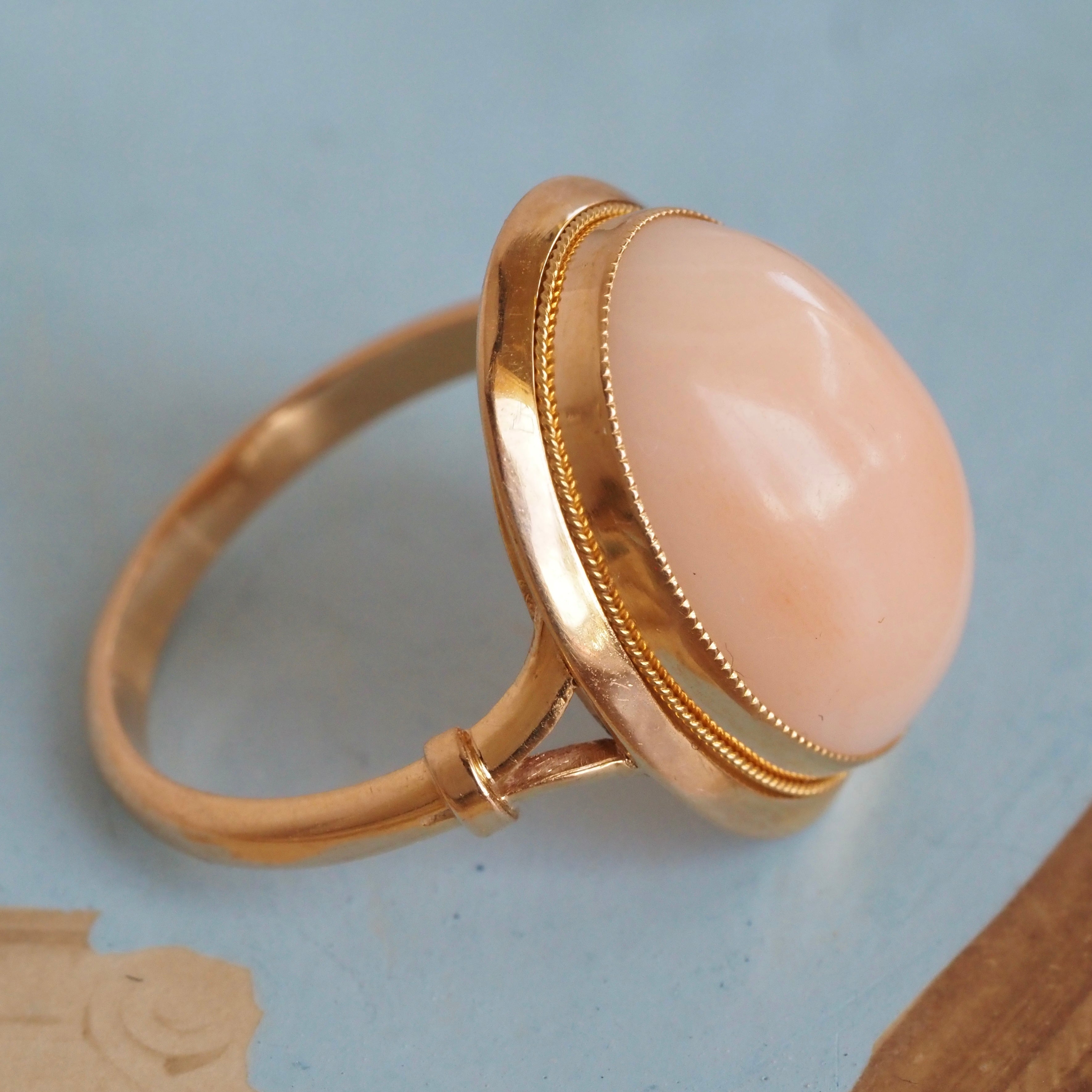 Vintage Cabochon Angel Skin Coral 18k Gold Ring
