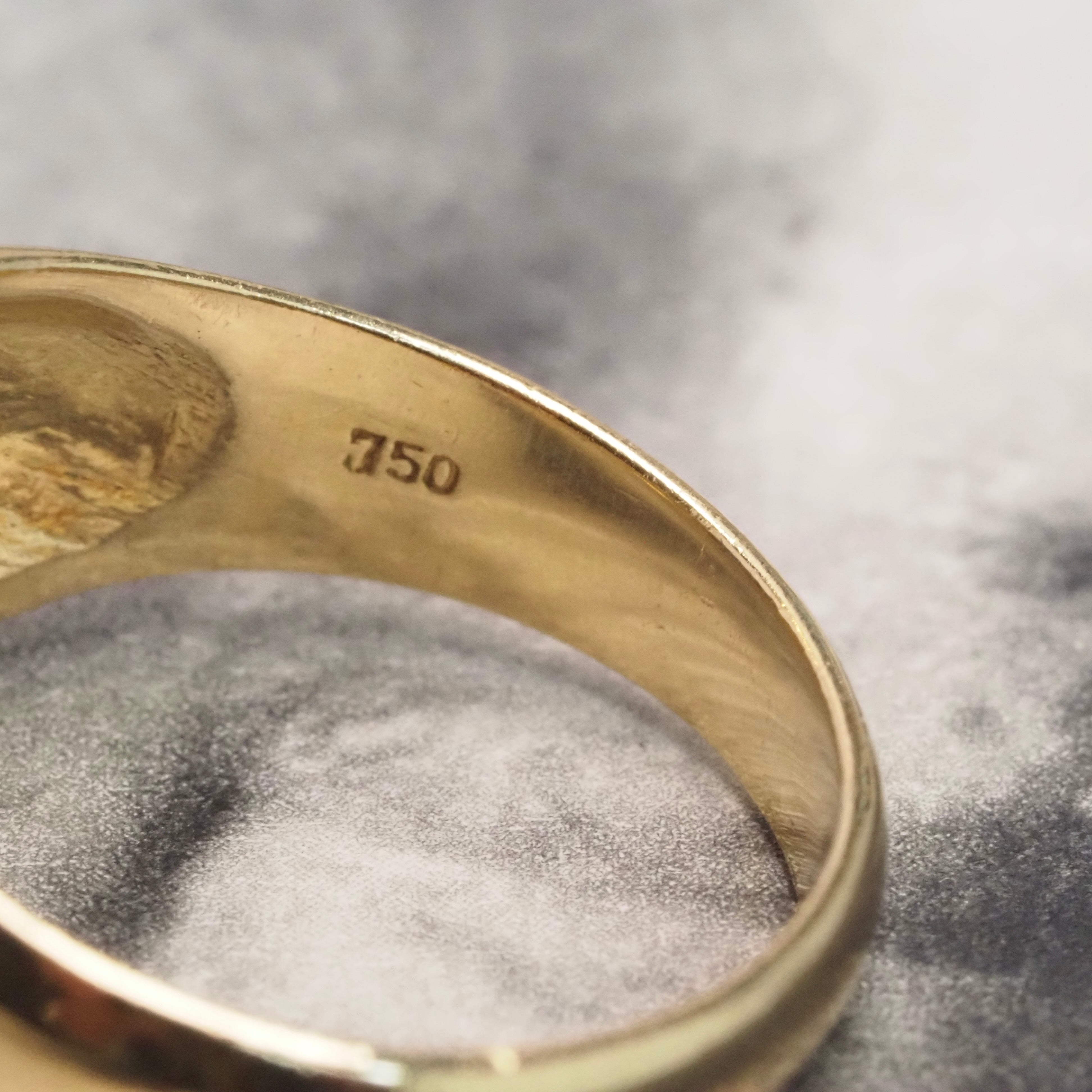 Vintage Natural Sapphire 18k Gold Dome Ring