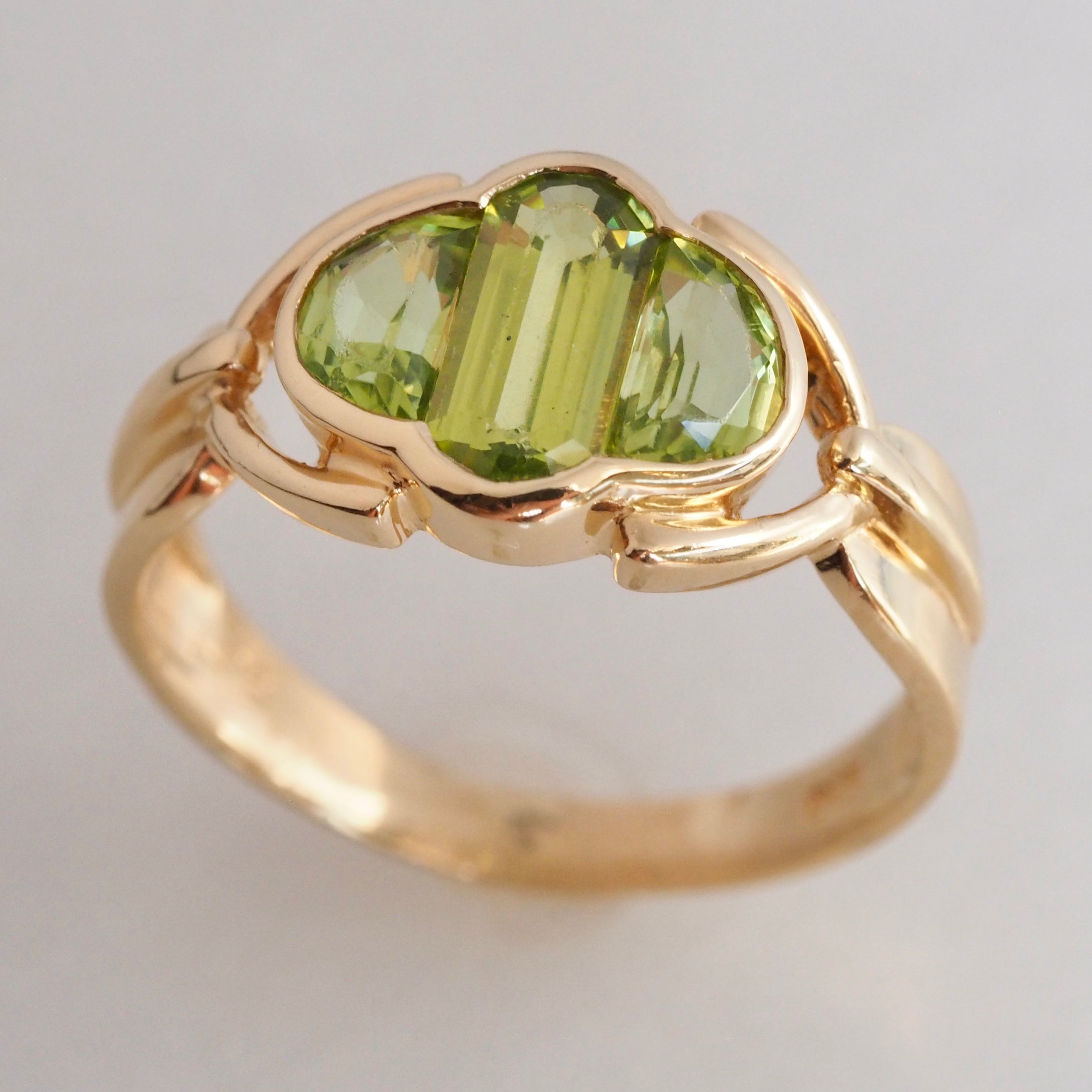 Vintage 18k Gold Caliber Cut Peridot Ring