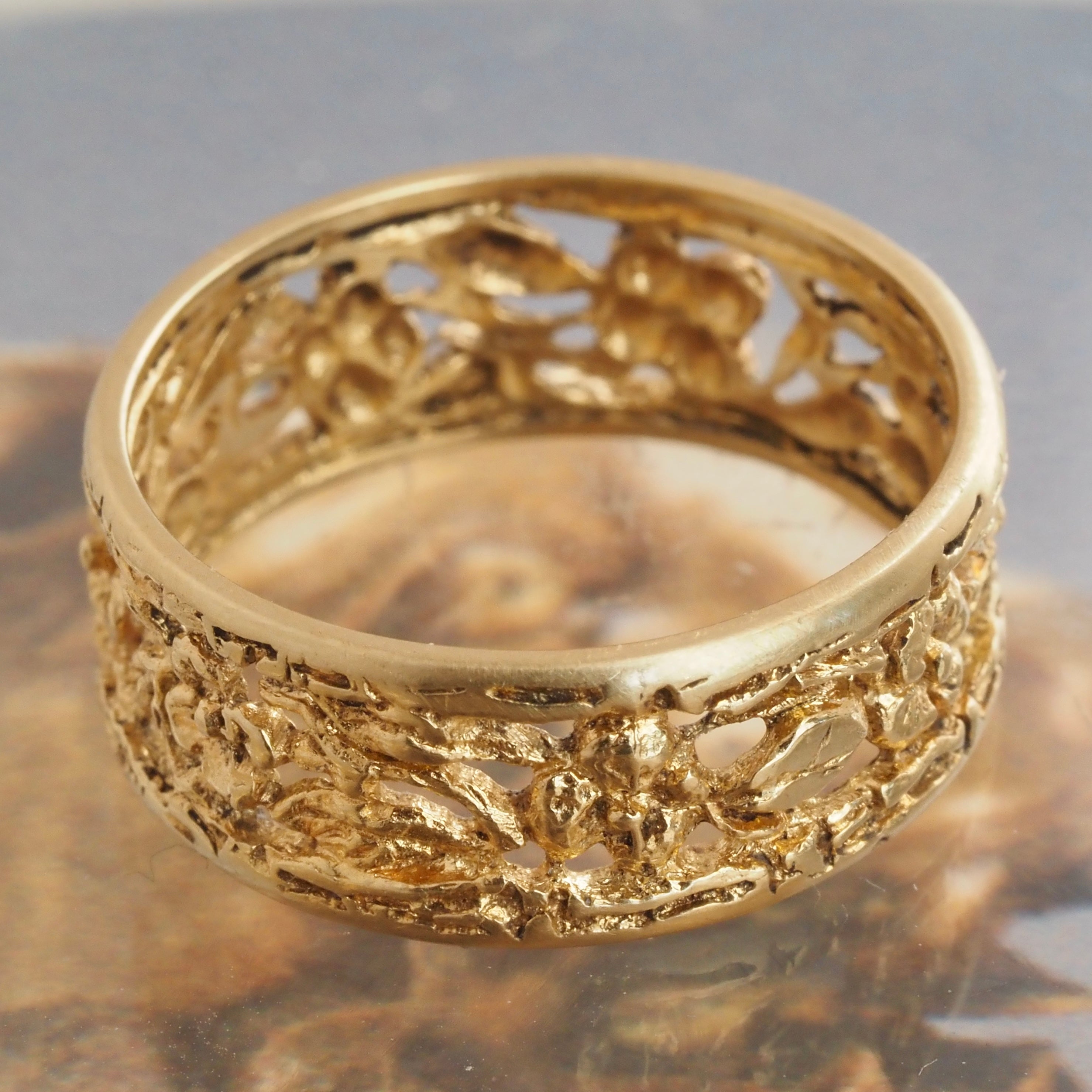 Vintage Floral 18k Gold Band