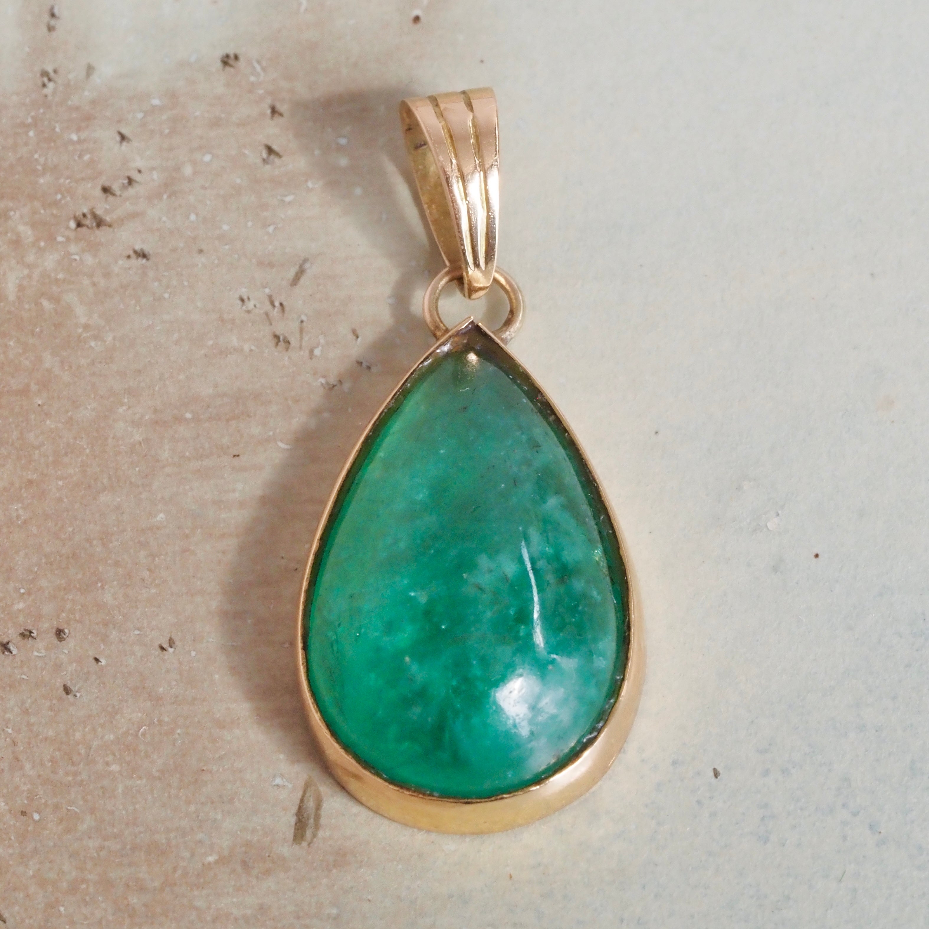 Vintage Teardrop Emerald Cabochon 18k Gold Pendant