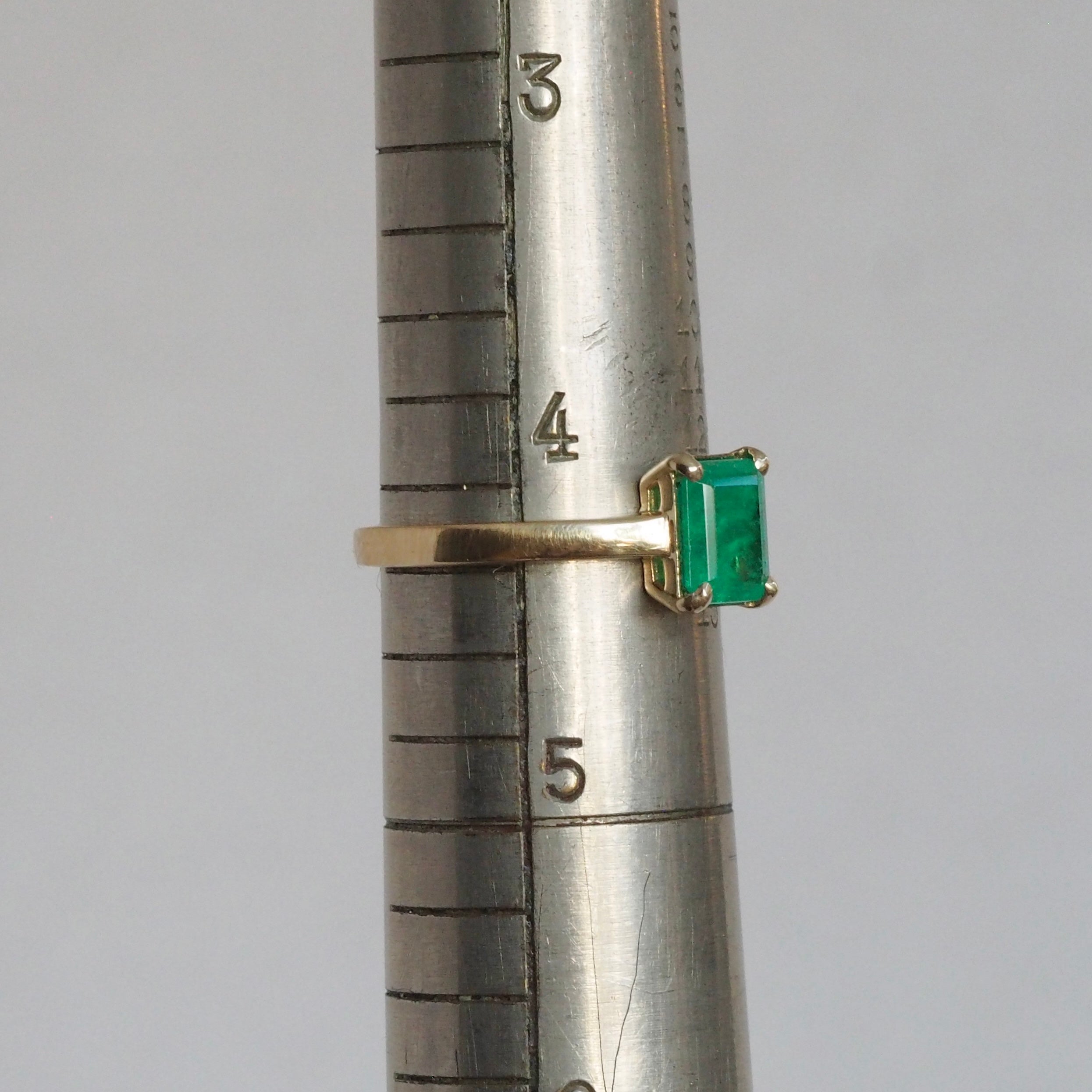Vintage 18k Gold Colombian Emerald Solitaire Ring