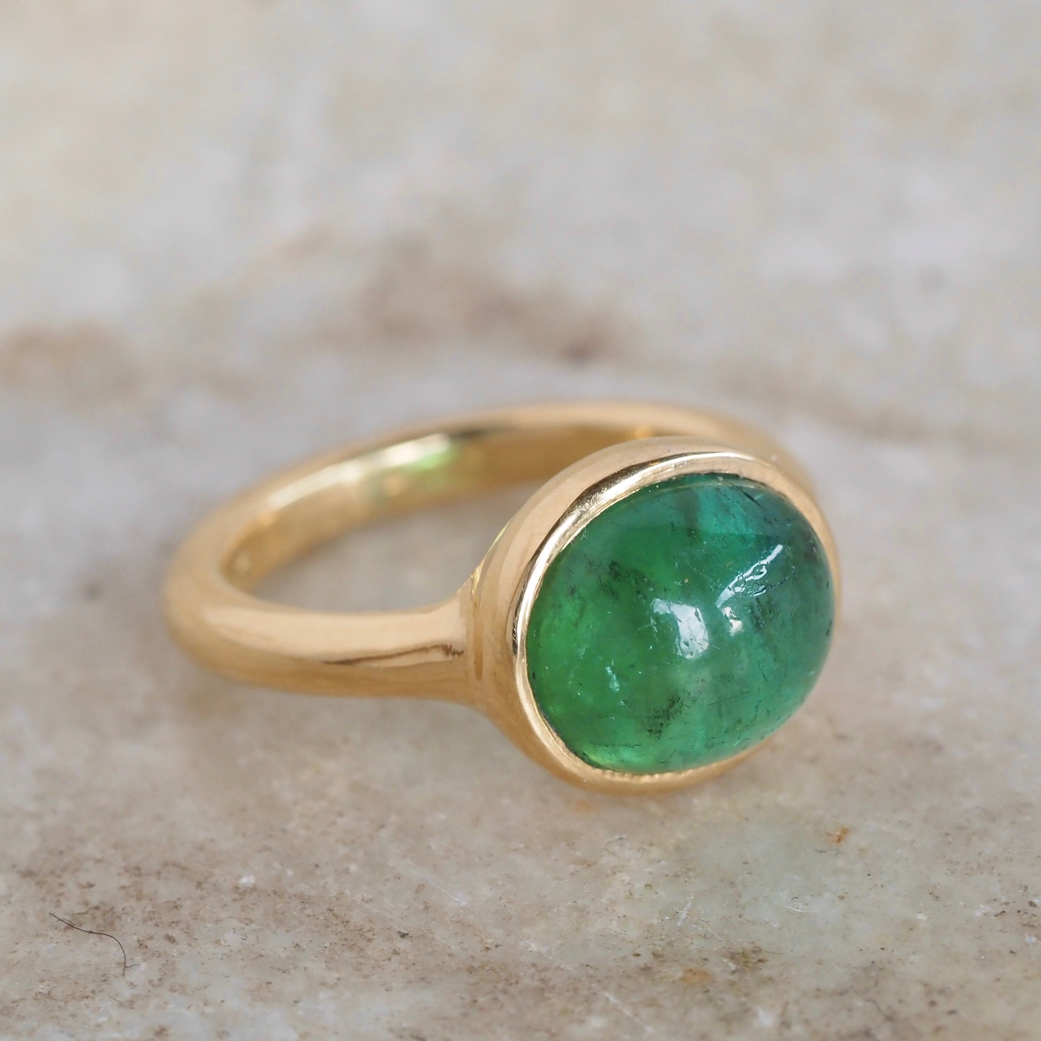 Vintage 18k Gold Green Tourmaline Cabochon Ring