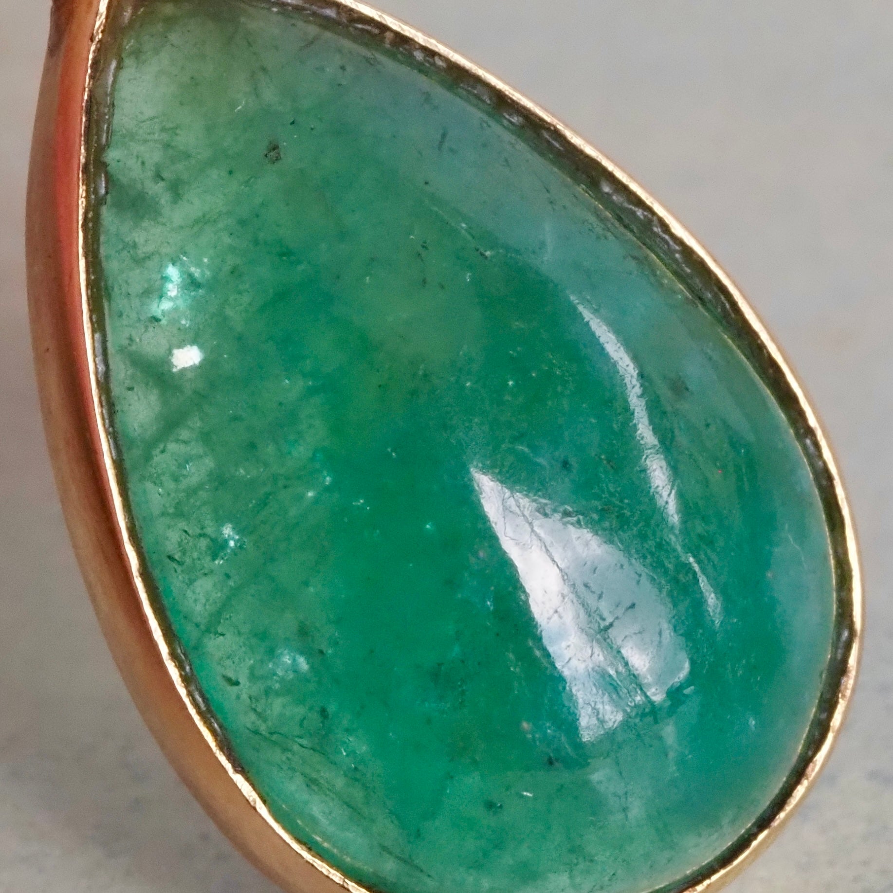 Vintage Teardrop Emerald Cabochon 18k Gold Pendant