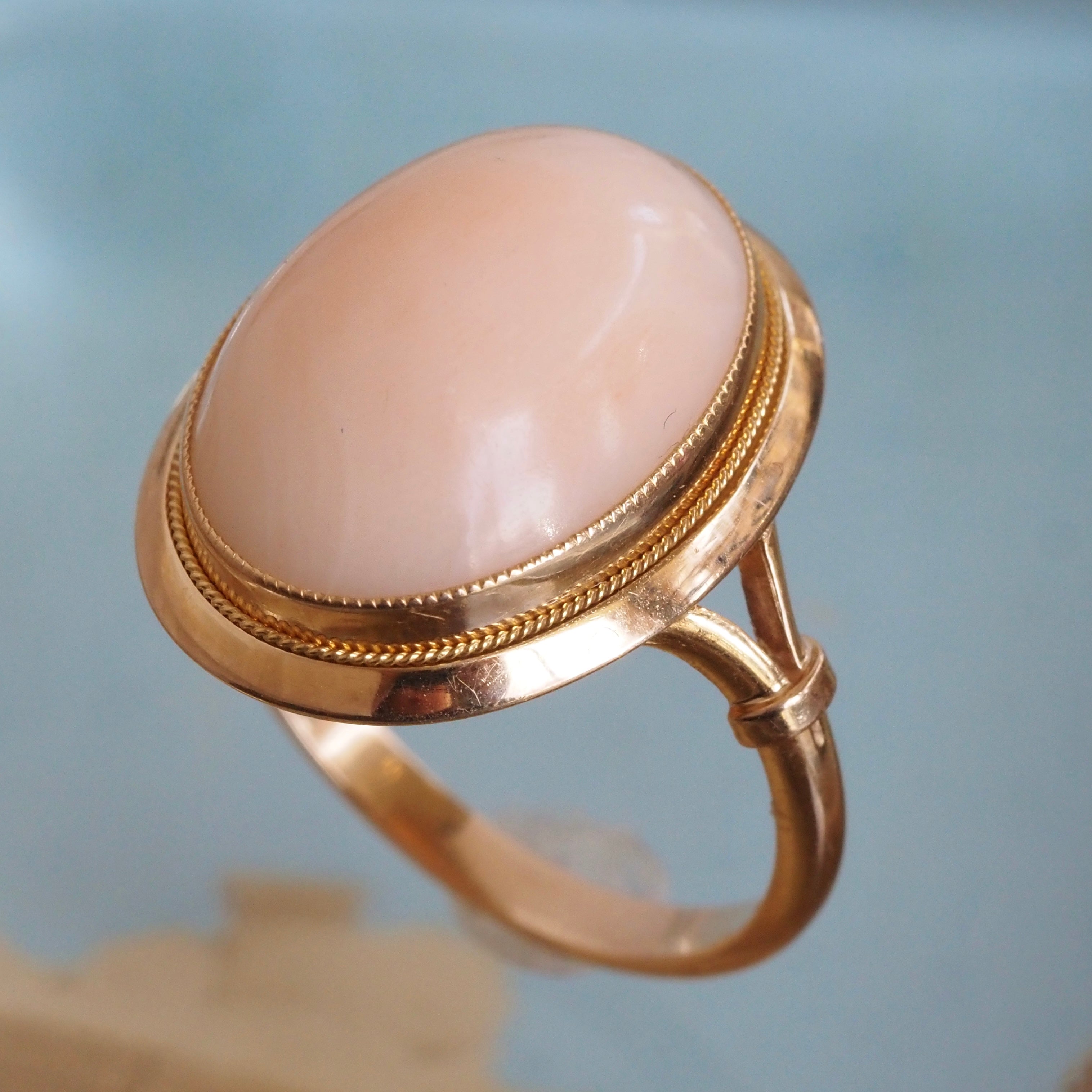 Vintage Cabochon Angel Skin Coral 18k Gold Ring