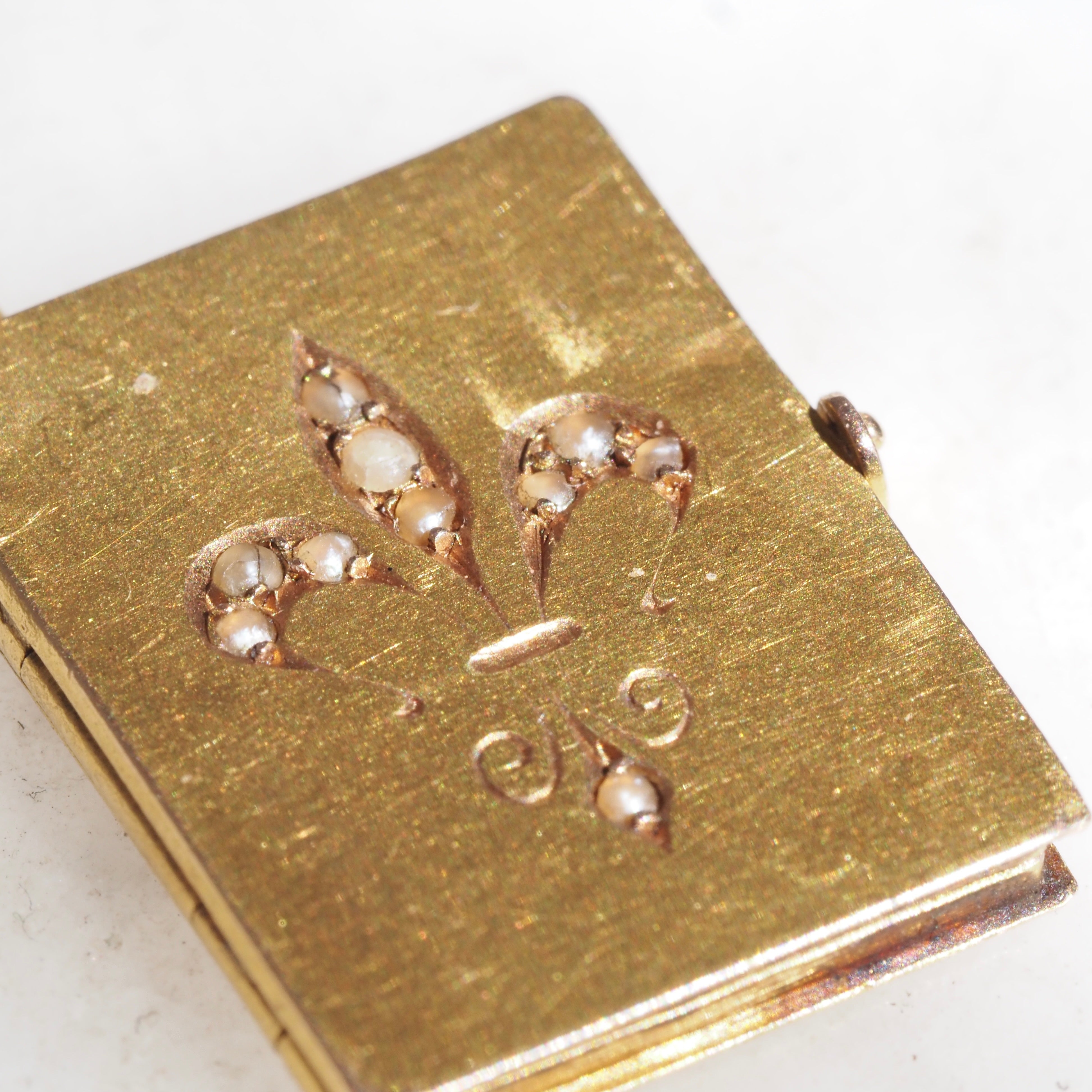 Antique French Bloomed 18k Gold Fleur de Lis "Amitie Sincere" Book Locket