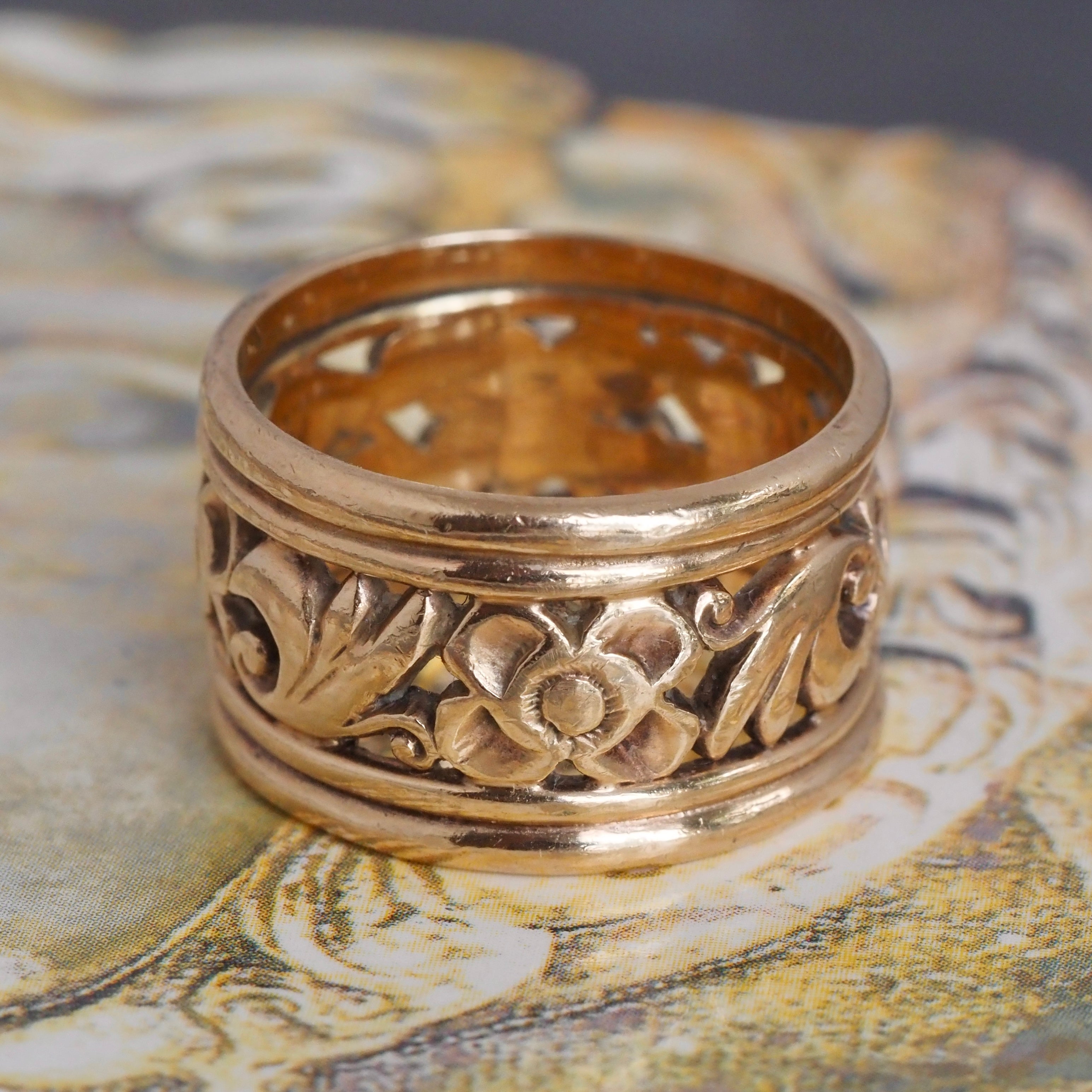 Antique Floral Wide 9k Gold Band