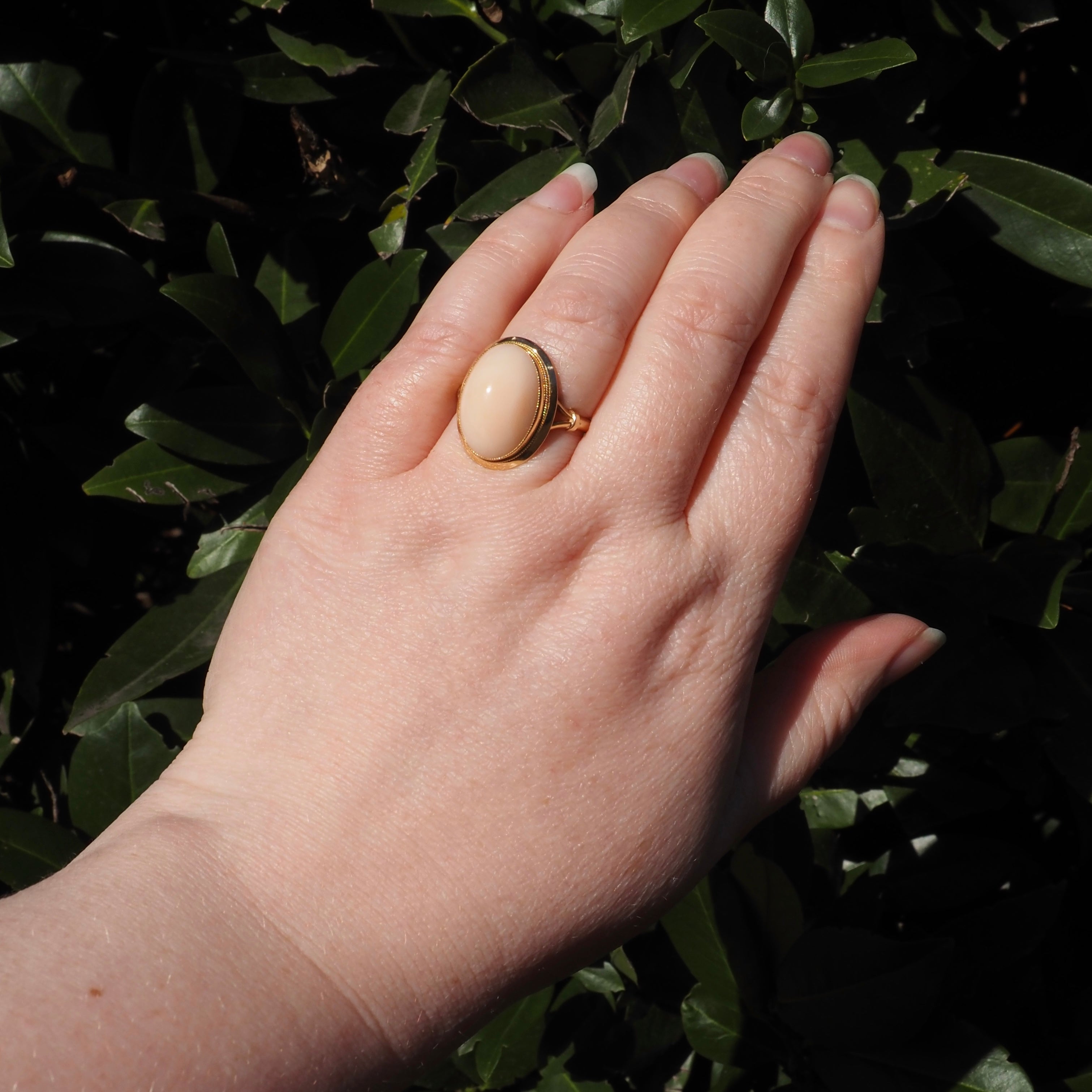Vintage Cabochon Angel Skin Coral 18k Gold Ring