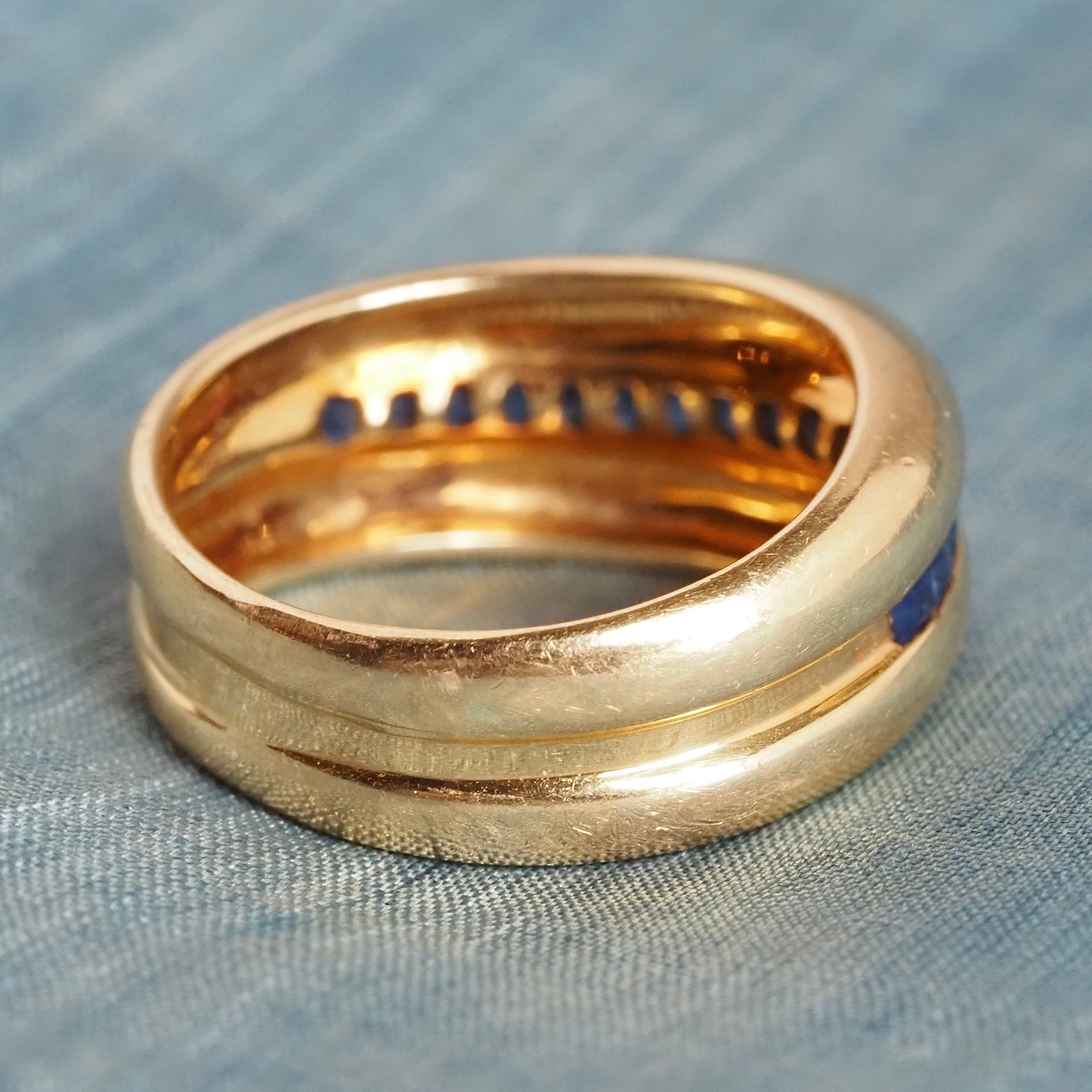 Vintage 18k Gold Sapphire Channel Set Curved Ring