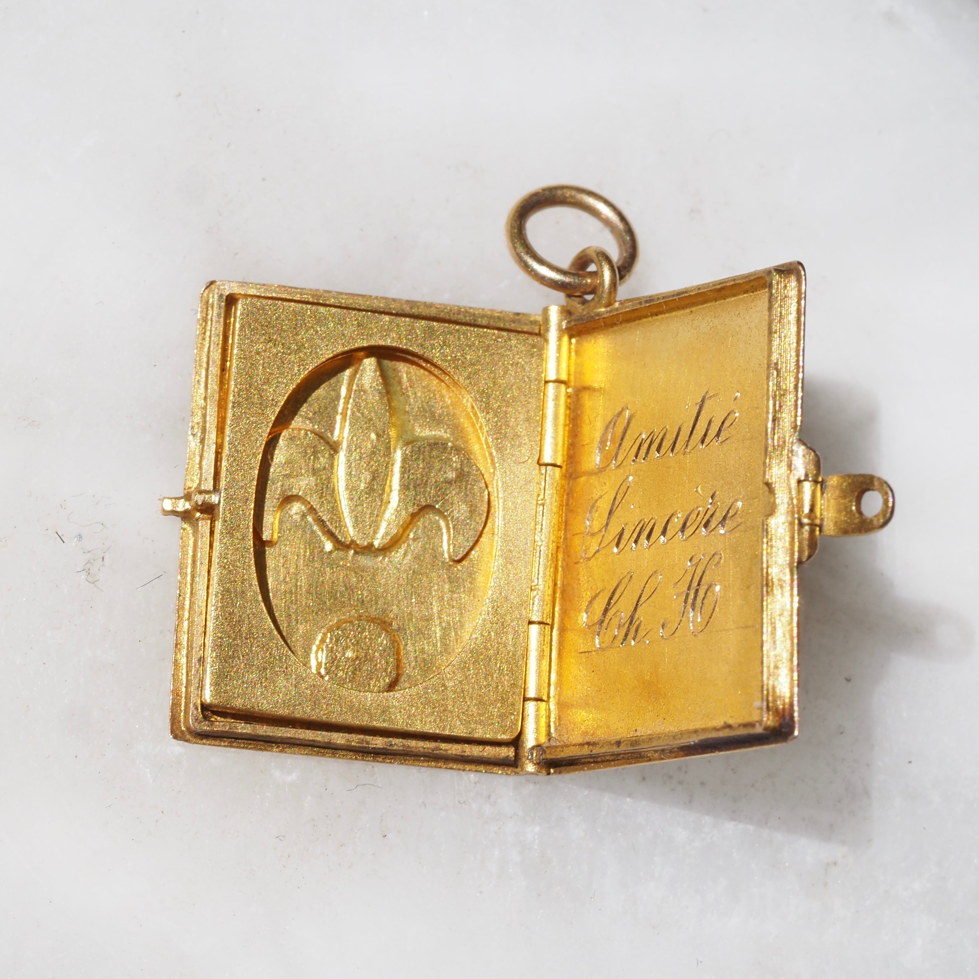 Antique French Bloomed 18k Gold Fleur de Lis "Amitie Sincere" Book Locket