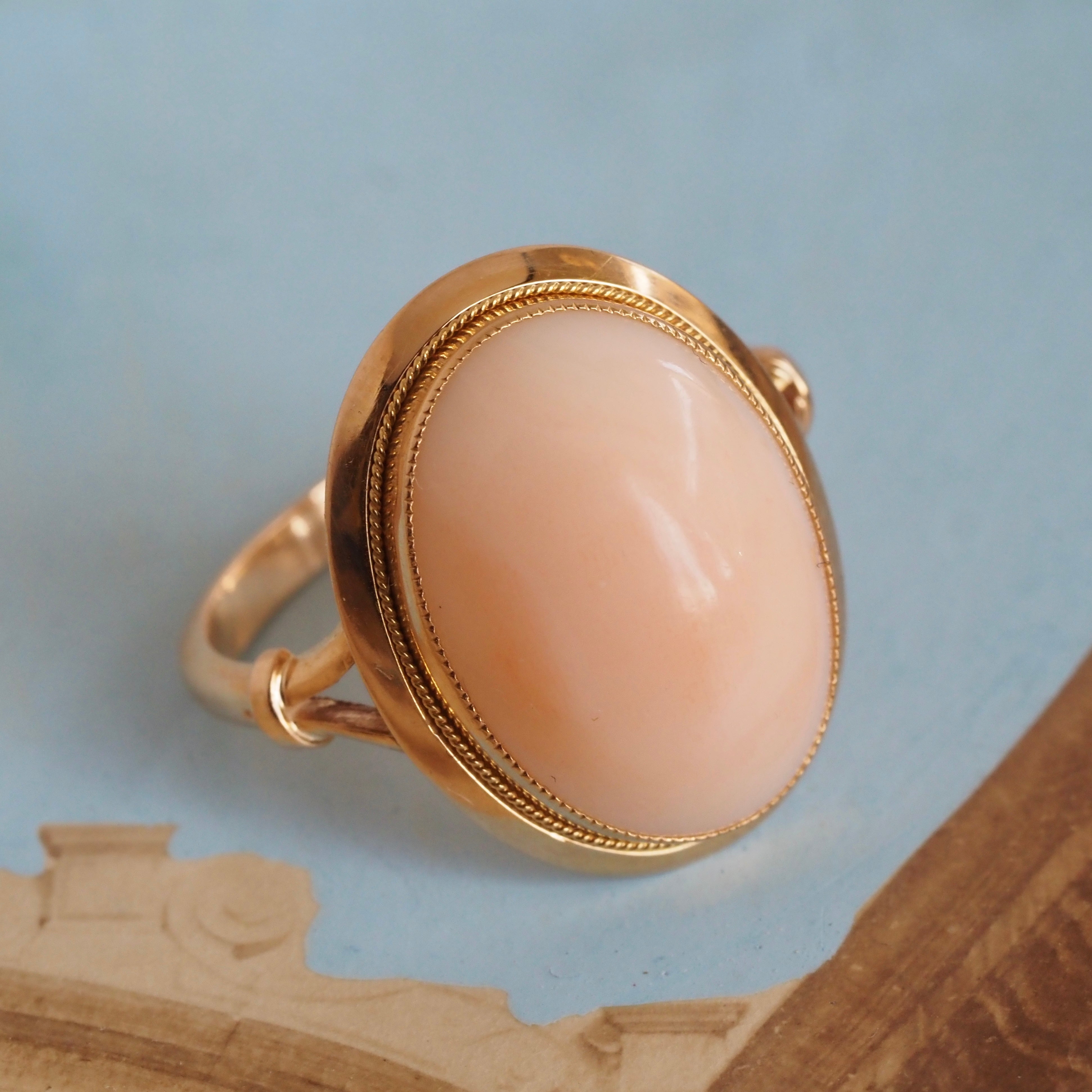 Vintage Cabochon Angel Skin Coral 18k Gold Ring
