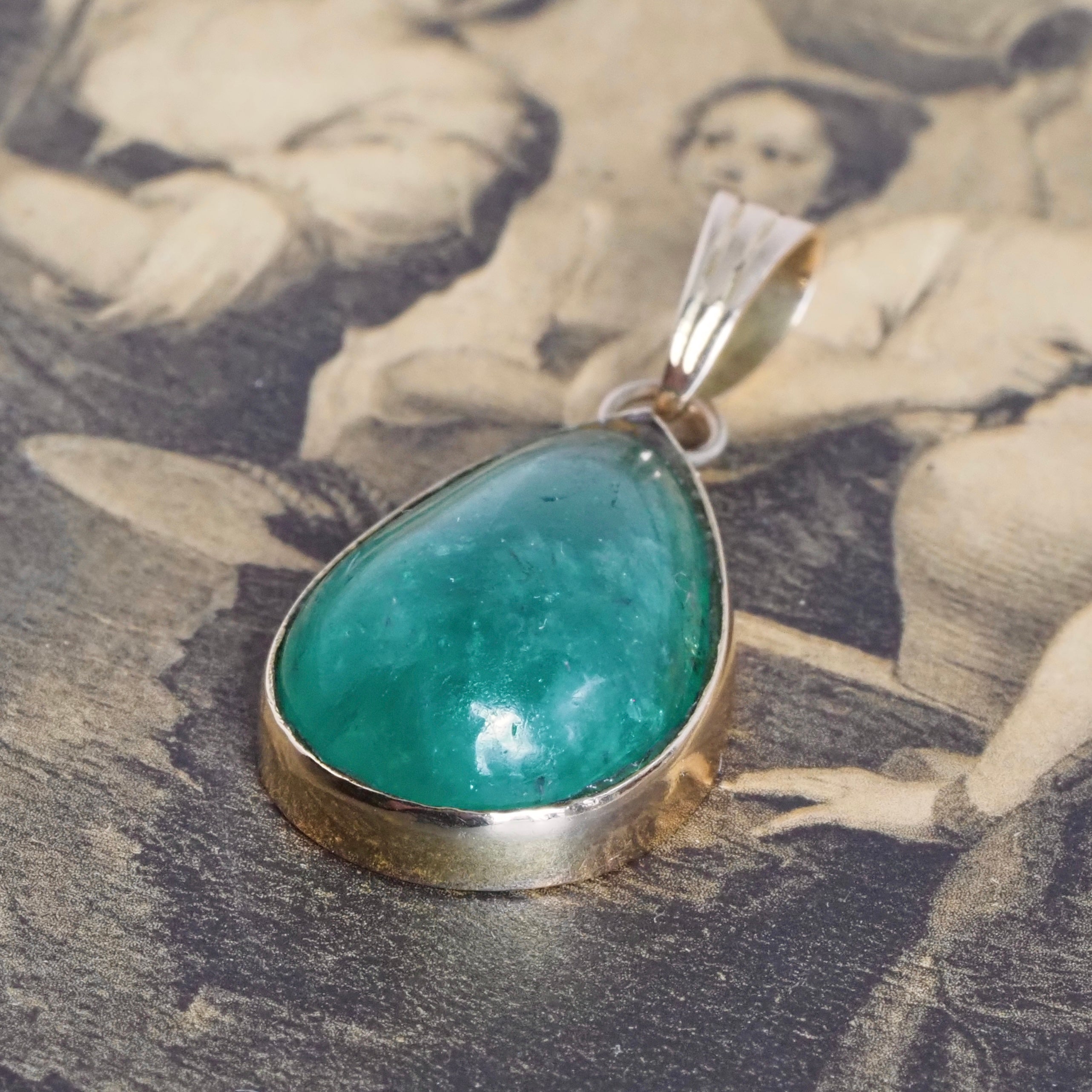 Vintage Teardrop Emerald Cabochon 18k Gold Pendant