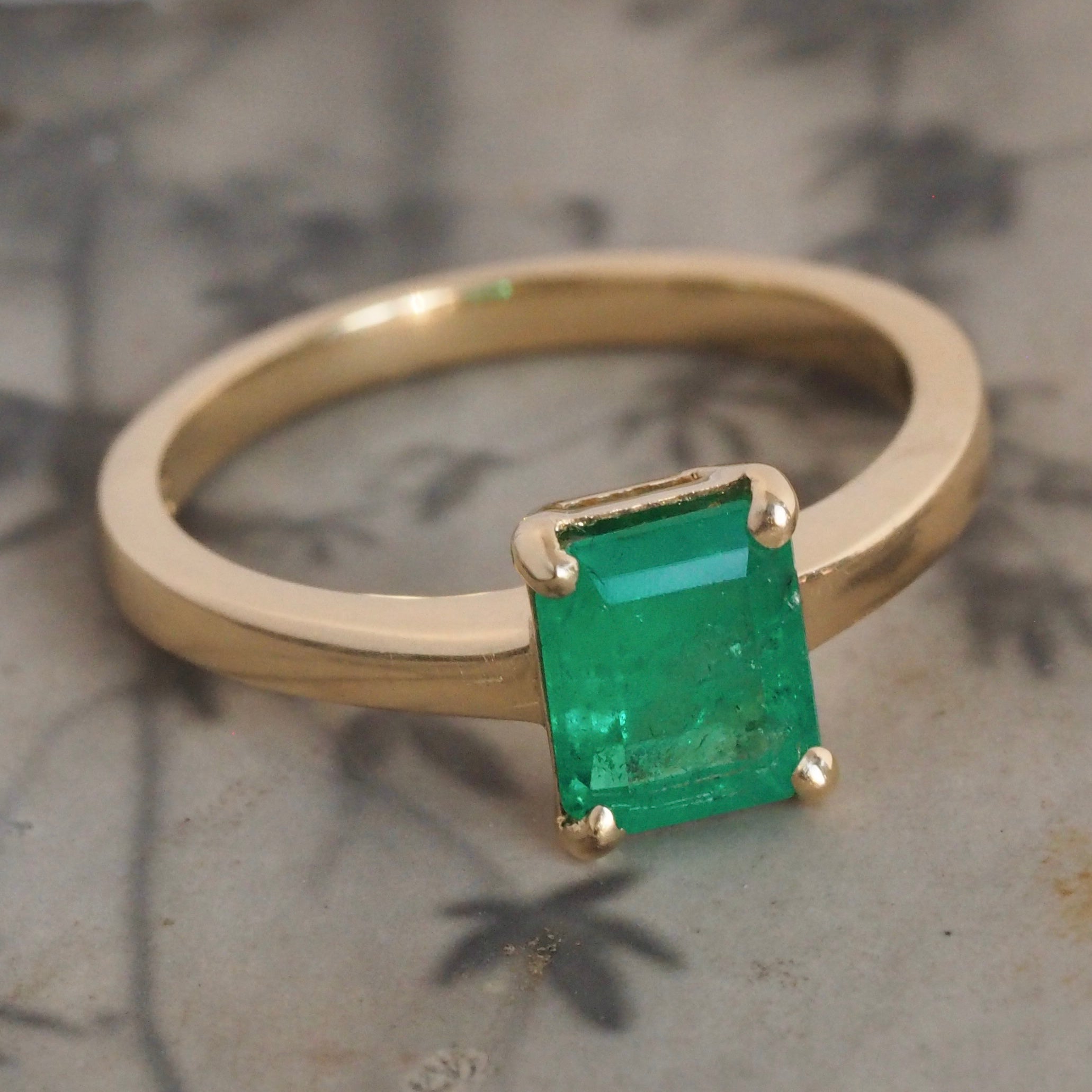 Vintage 18k Gold Colombian Emerald Solitaire Ring