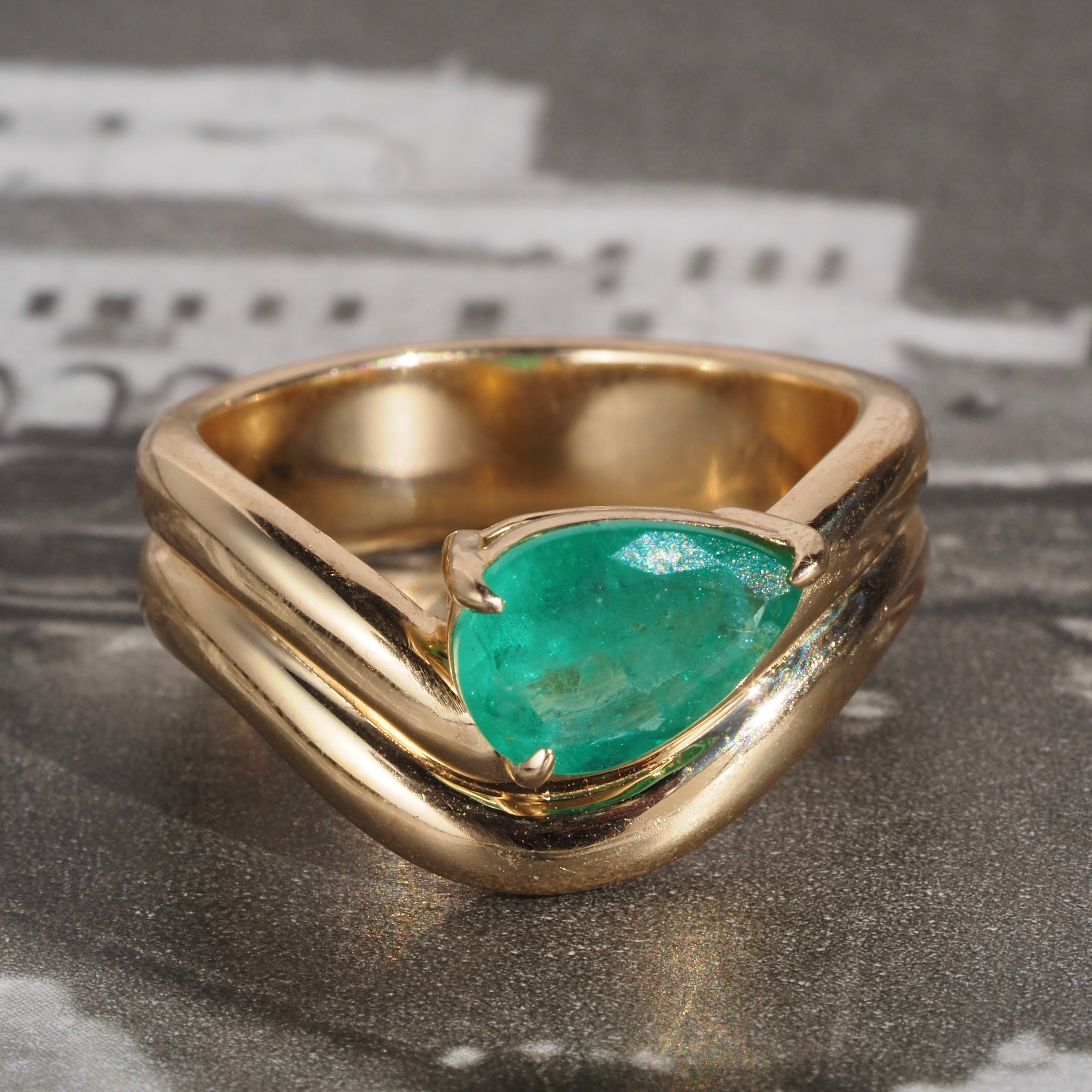 Vintage Modernist Style Pear Cut Emerald 14k Gold Double Wave Ring