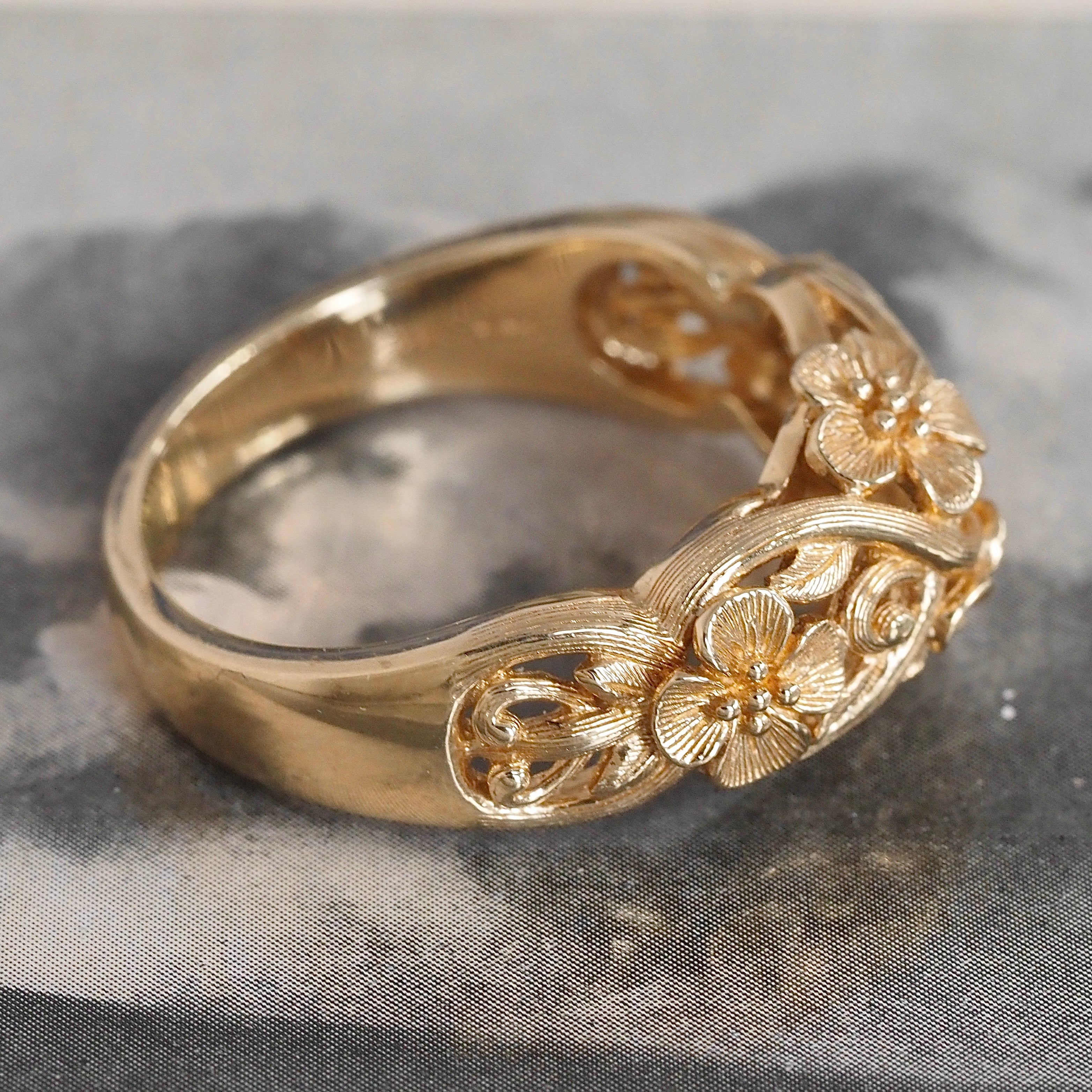 Vintage Floral Dome 14k Gold Band