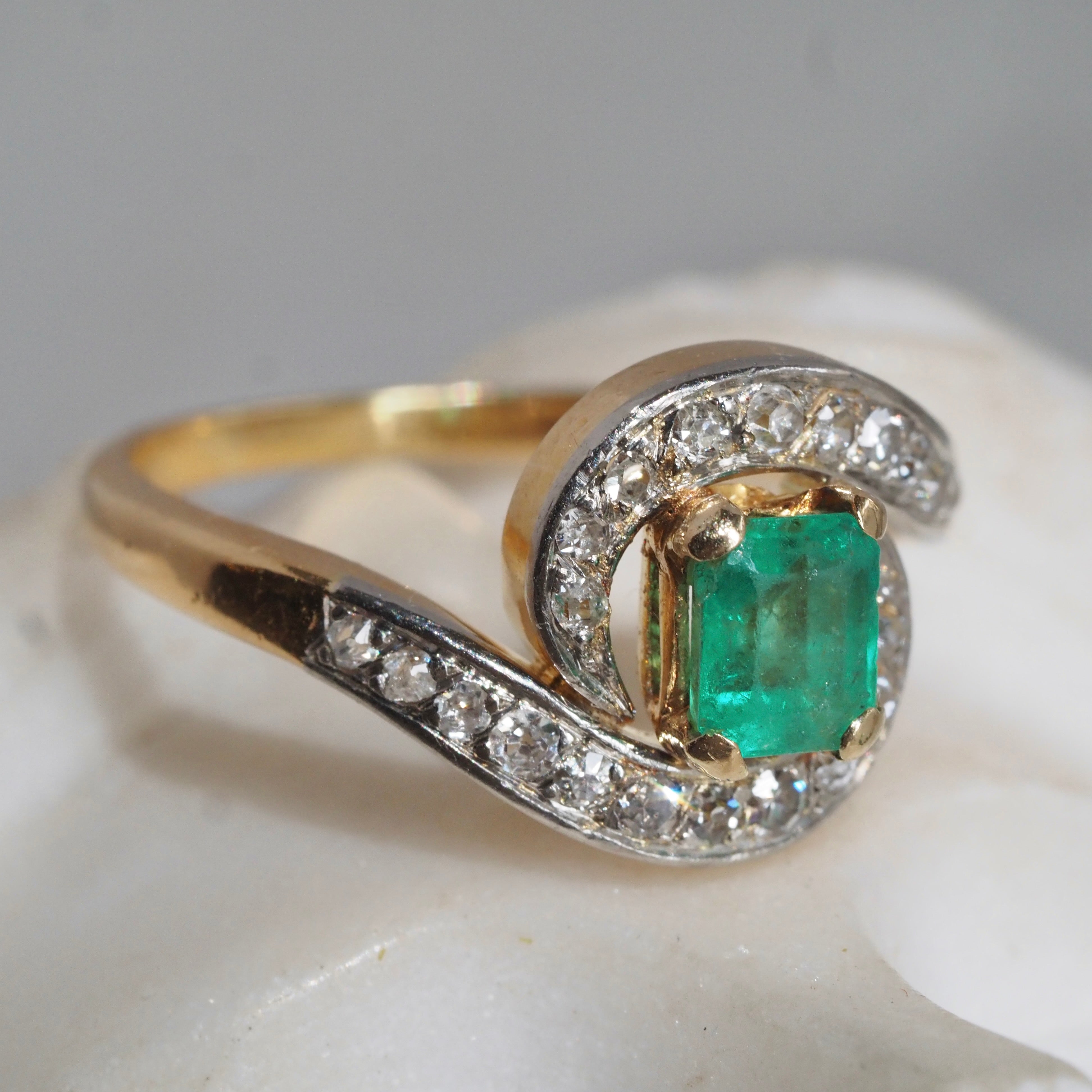 Antique Emerald Diamond Swirl 18k Gold Ring