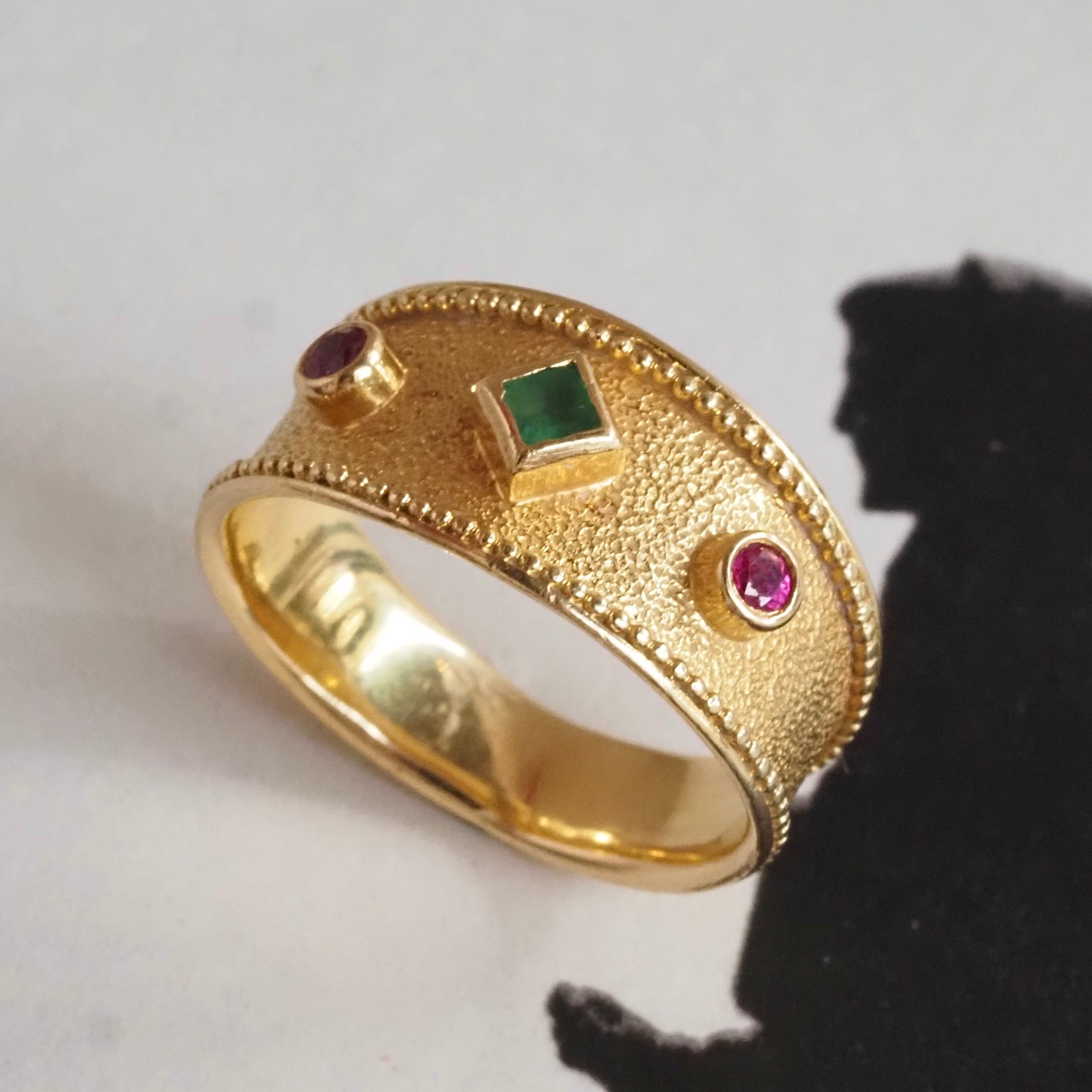 Vintage Ancient Greek Style Ruby and Emerald 18k Gold Tapered Band
