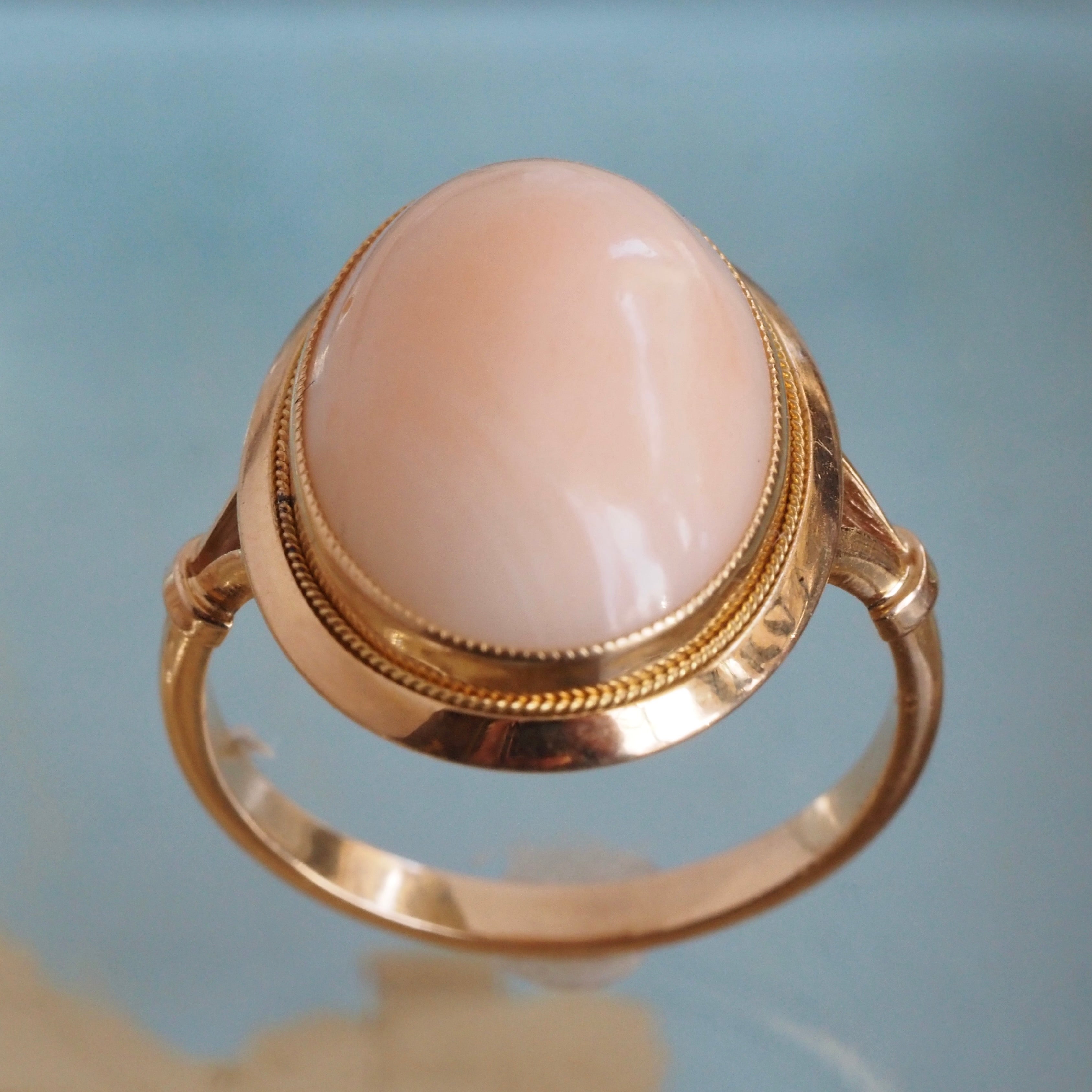 Vintage Cabochon Angel Skin Coral 18k Gold Ring