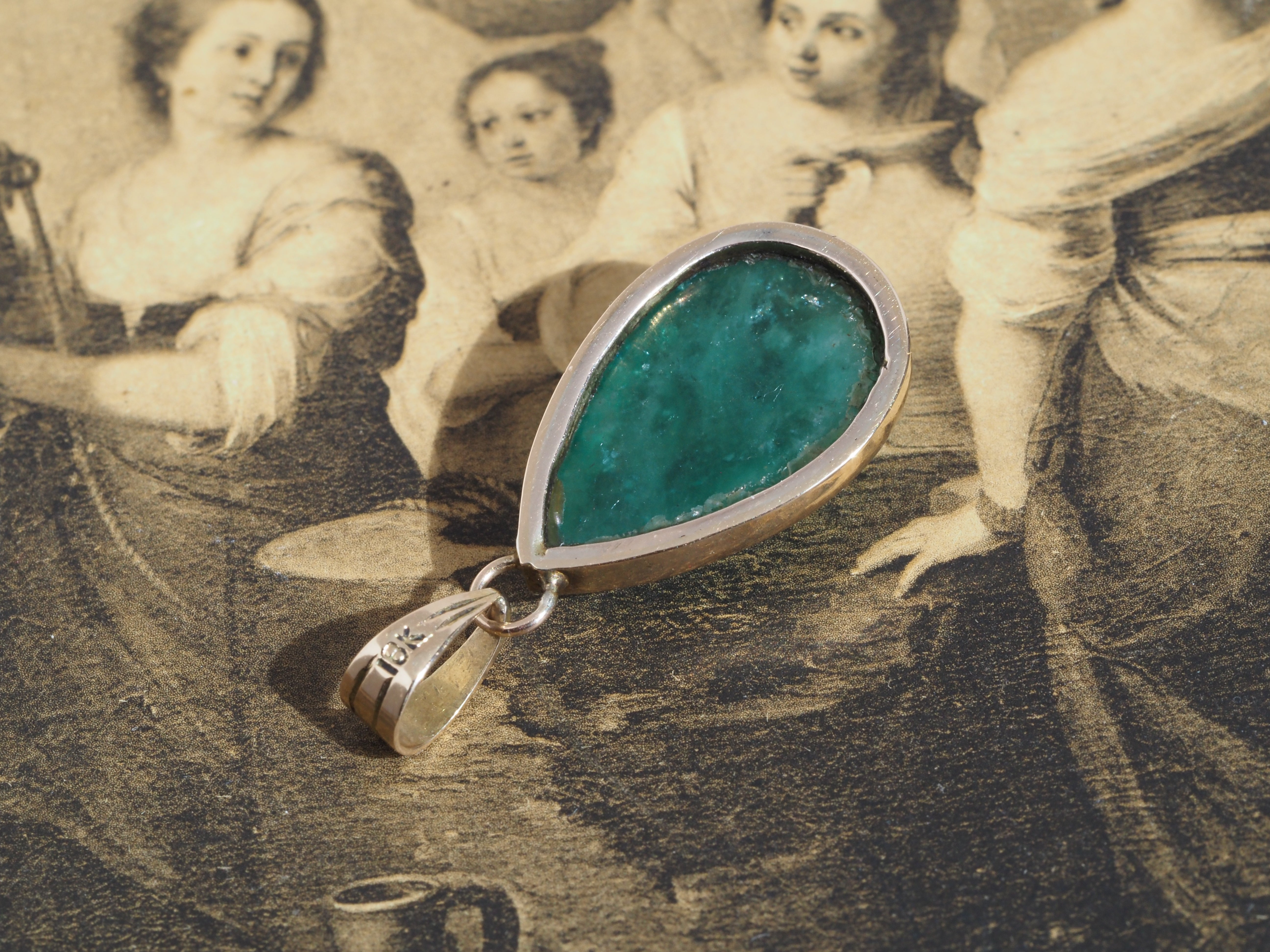 Vintage Teardrop Emerald Cabochon 18k Gold Pendant