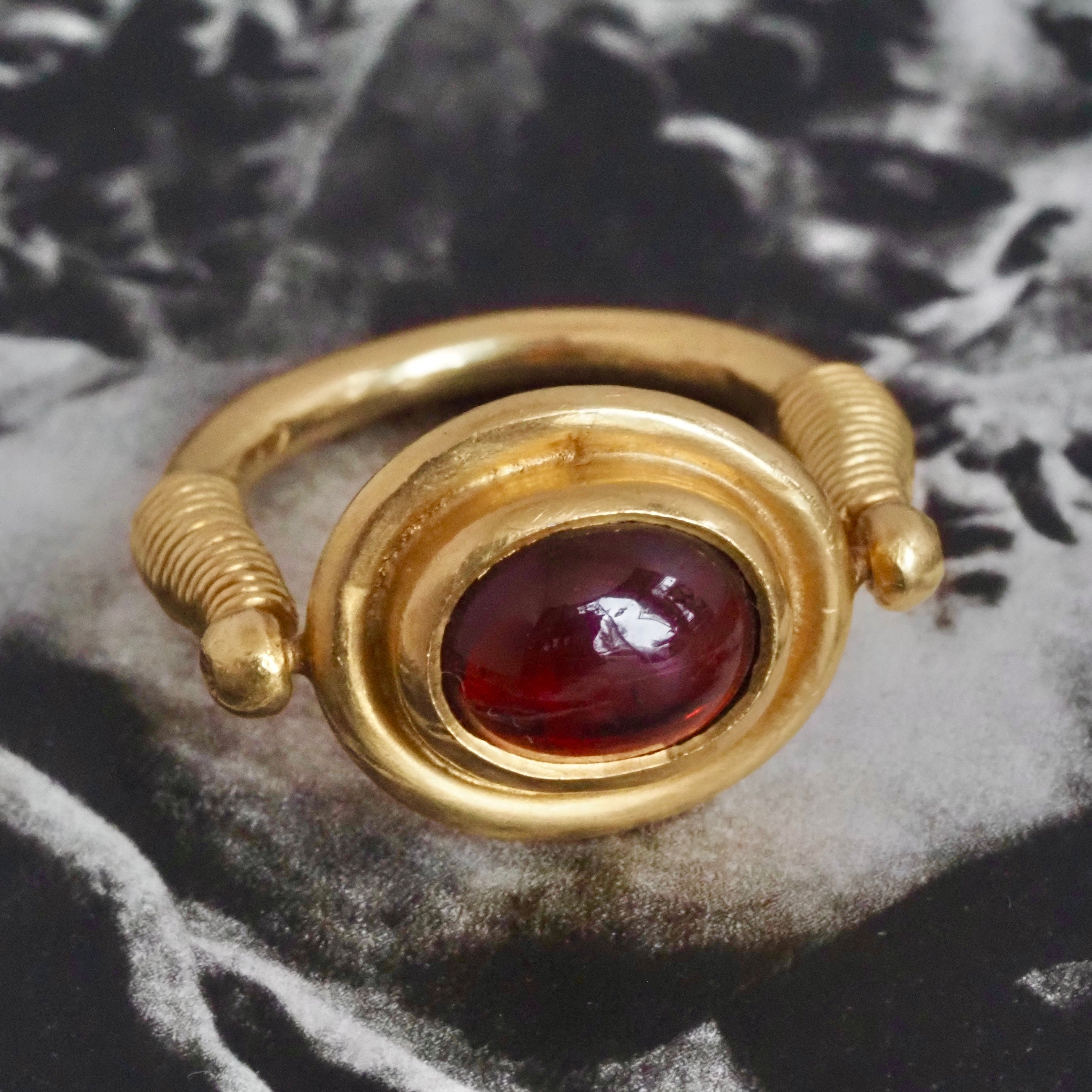 Vintage 22k Gold Ancient Egyptian Style Cabochon Garnet Swivel Ring