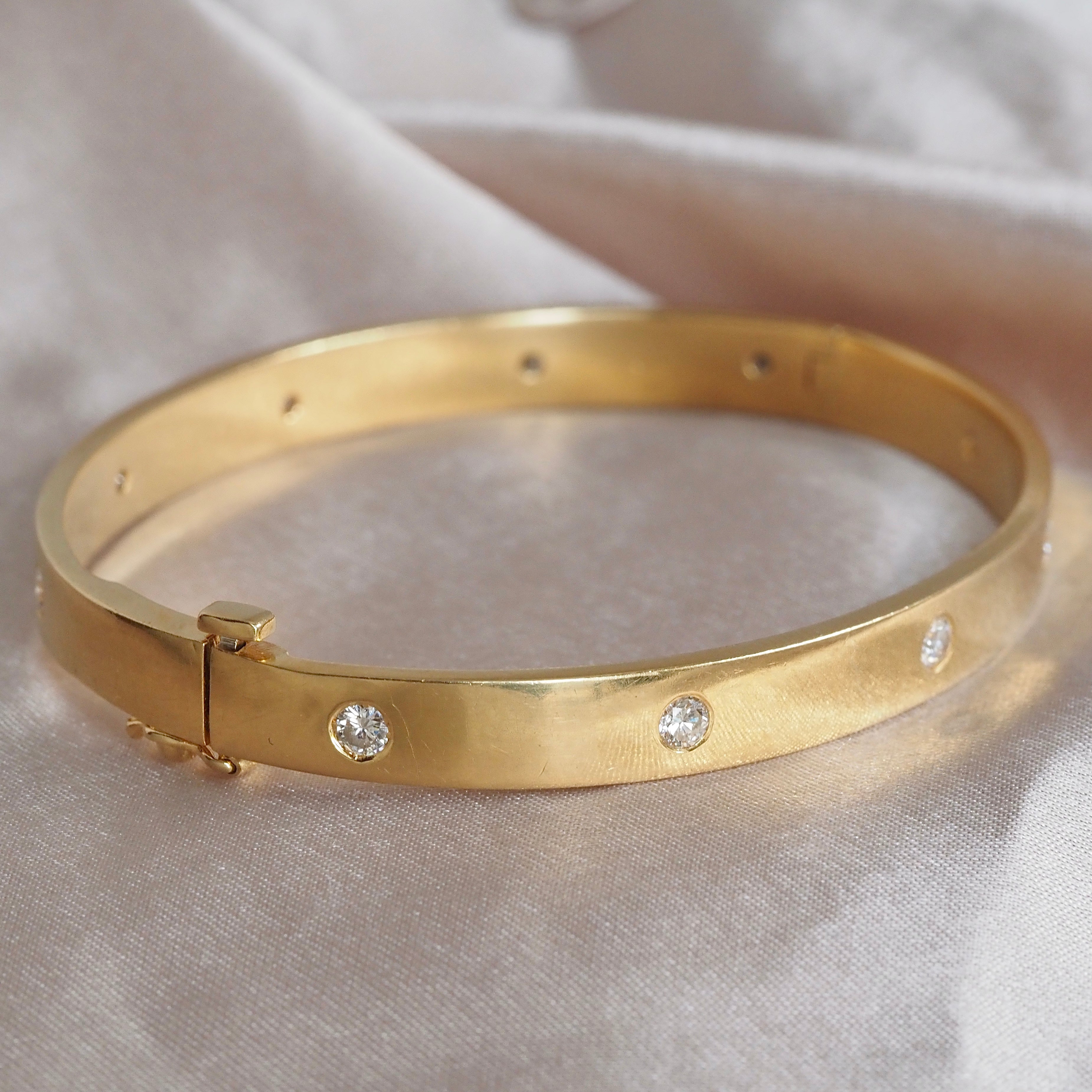 Vintage 18k Gold Diamond Oval Hinged Bangle