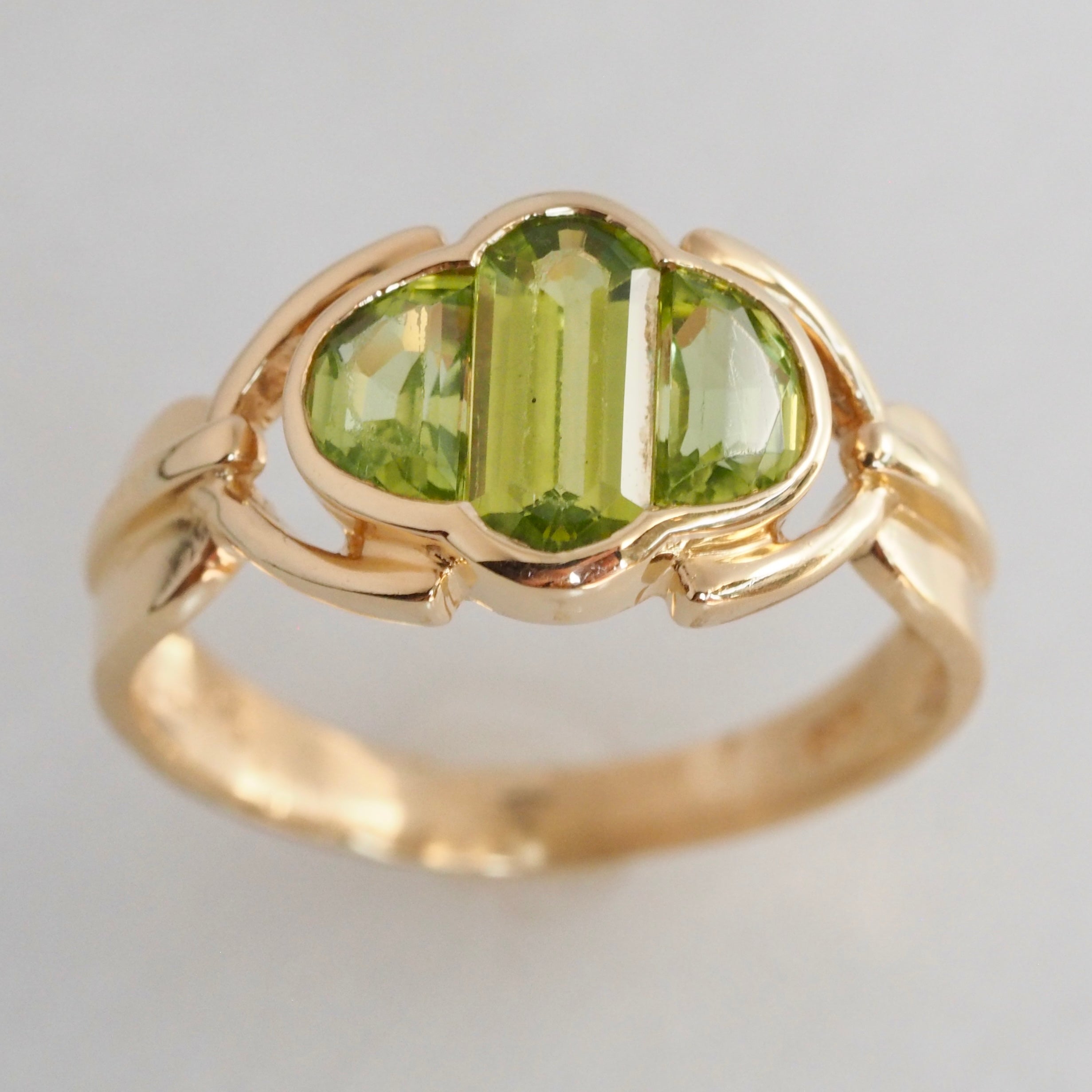 Vintage 18k Gold Caliber Cut Peridot Ring