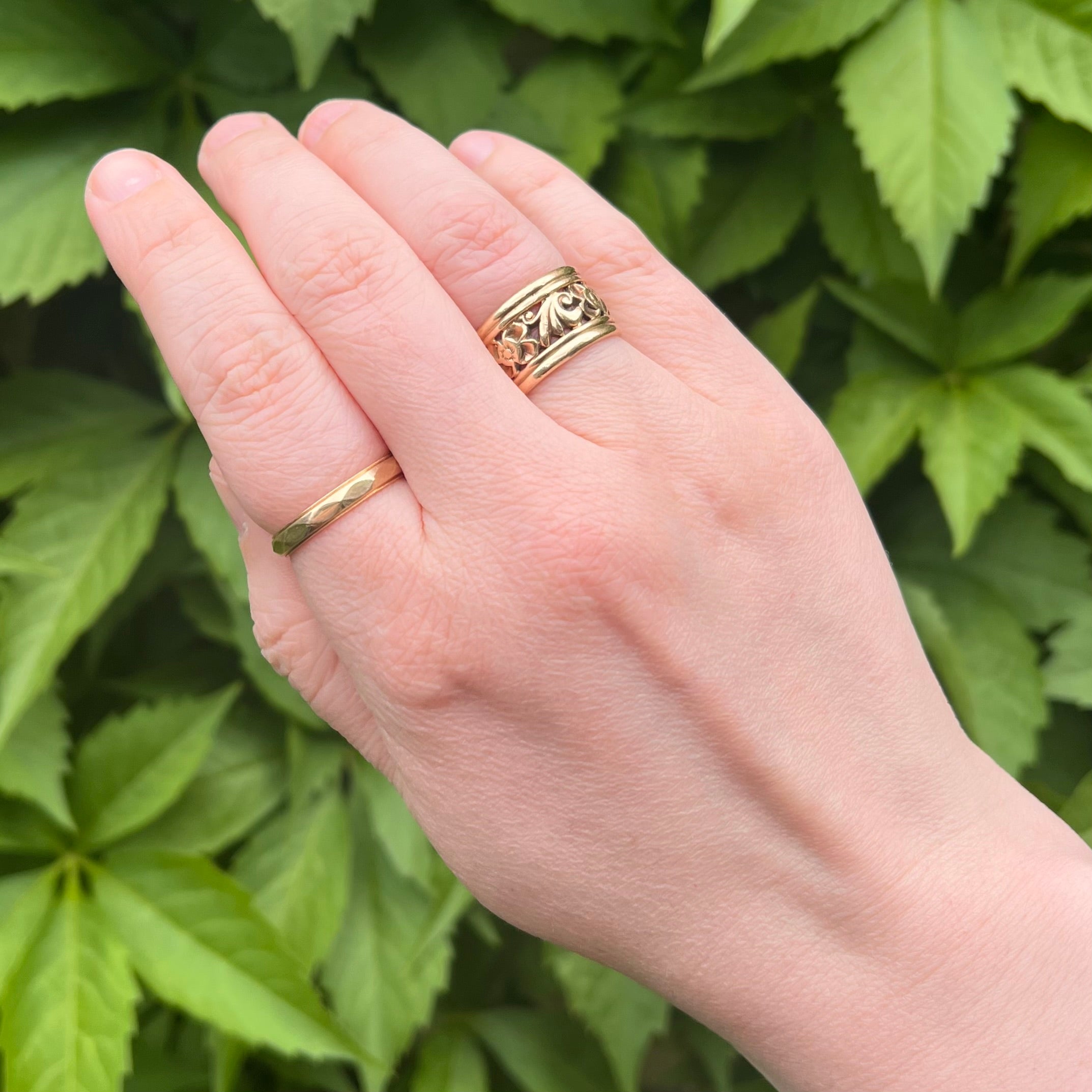 Antique Floral Wide 9k Gold Band