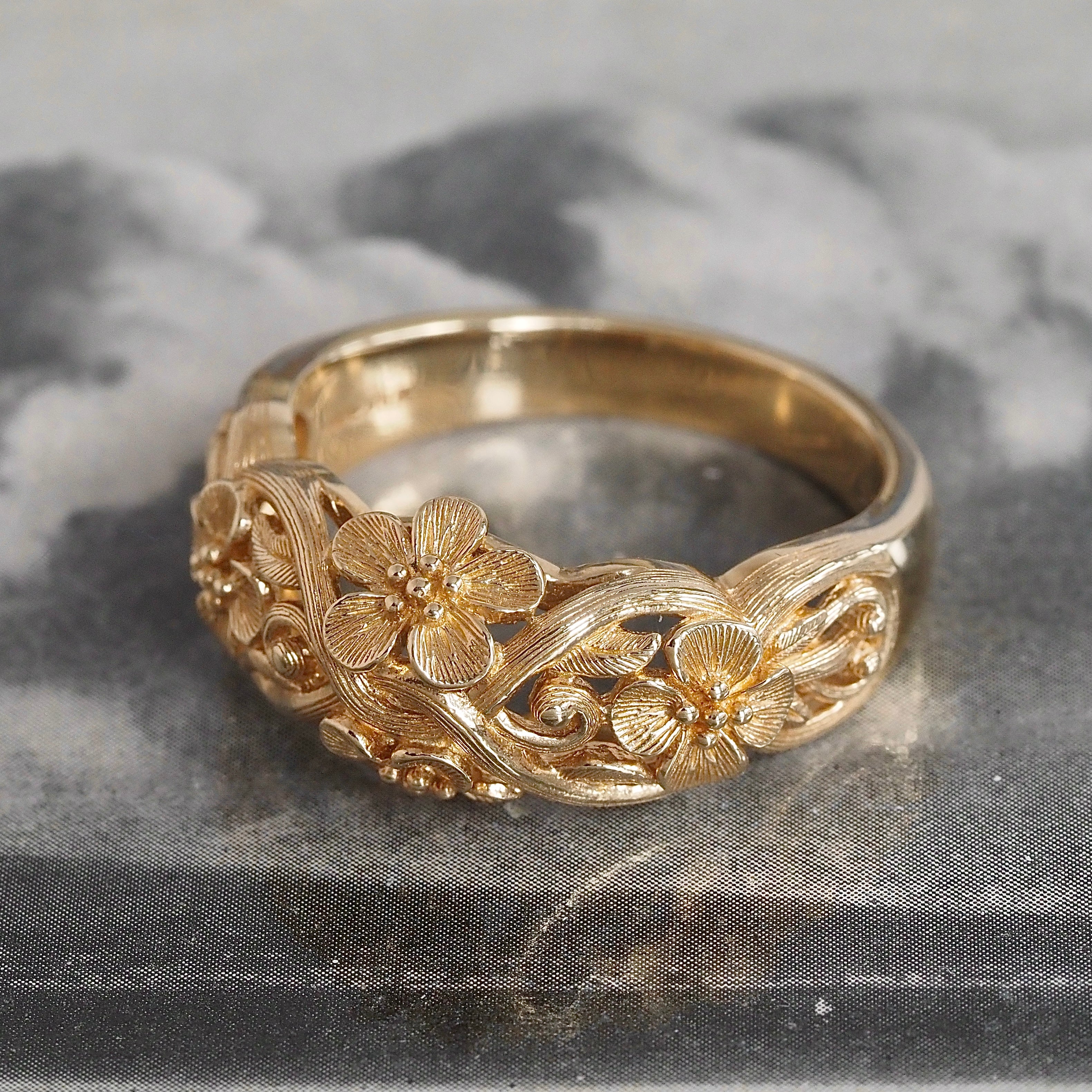 Vintage Floral Dome 14k Gold Band