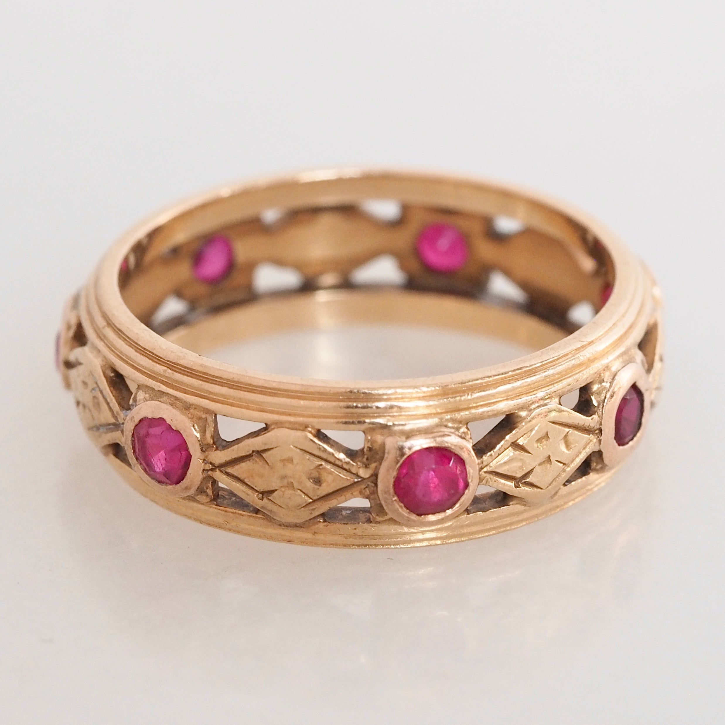 Antique 14k Gold Ruby Engraved Kite Cutout Band