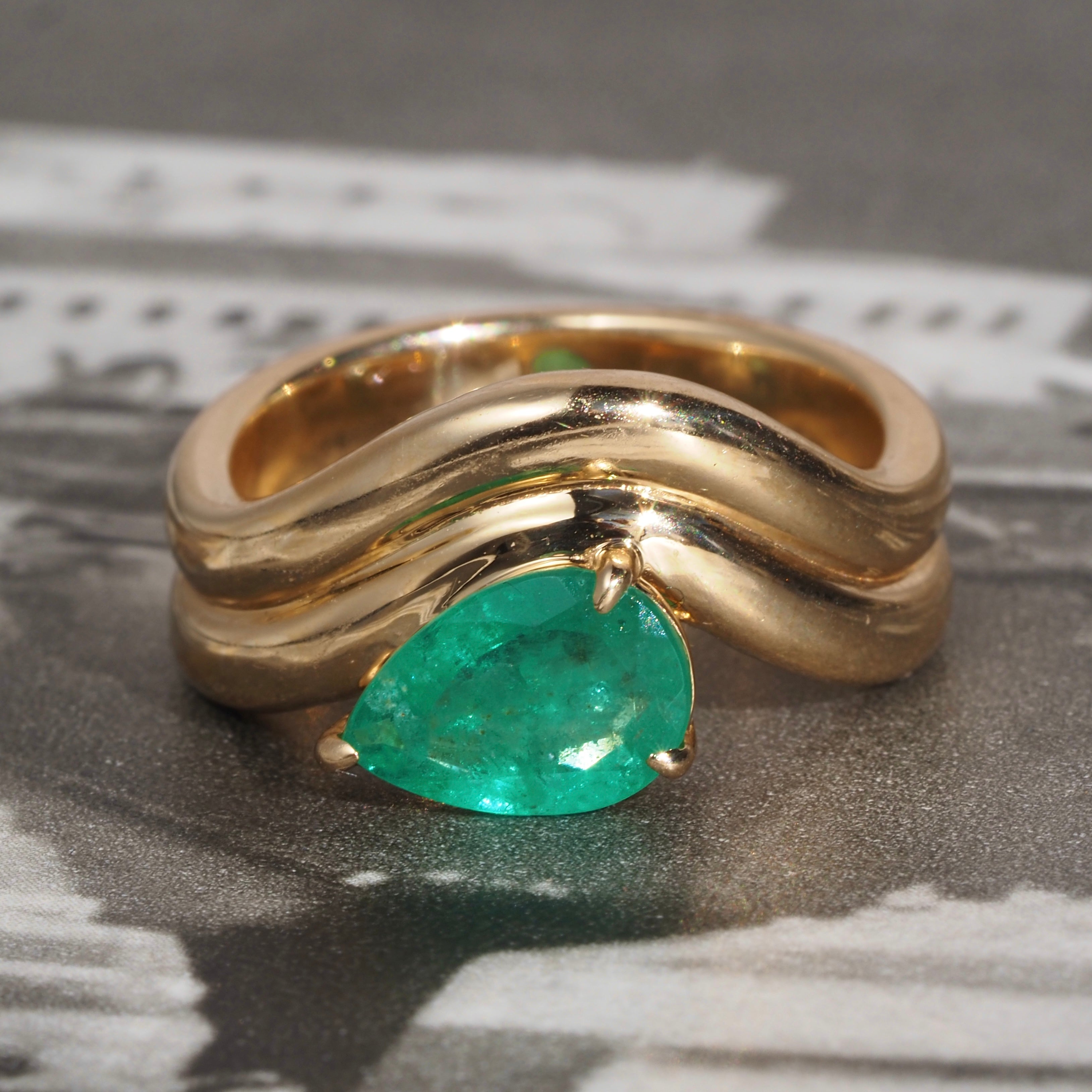 Vintage Modernist Style Pear Cut Emerald 14k Gold Double Wave Ring