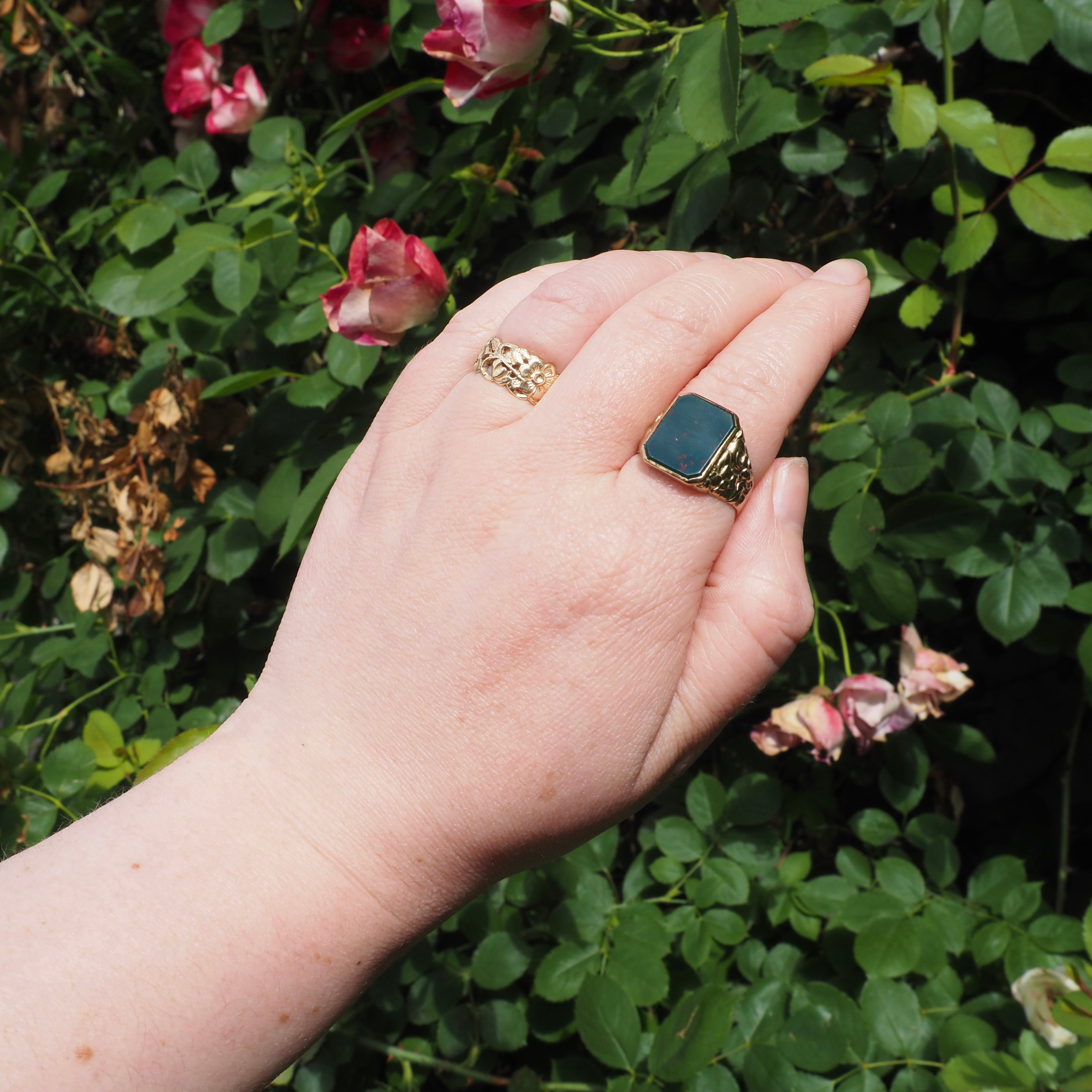 Vintage Bloodstone Floral 8k Gold Signet Ring