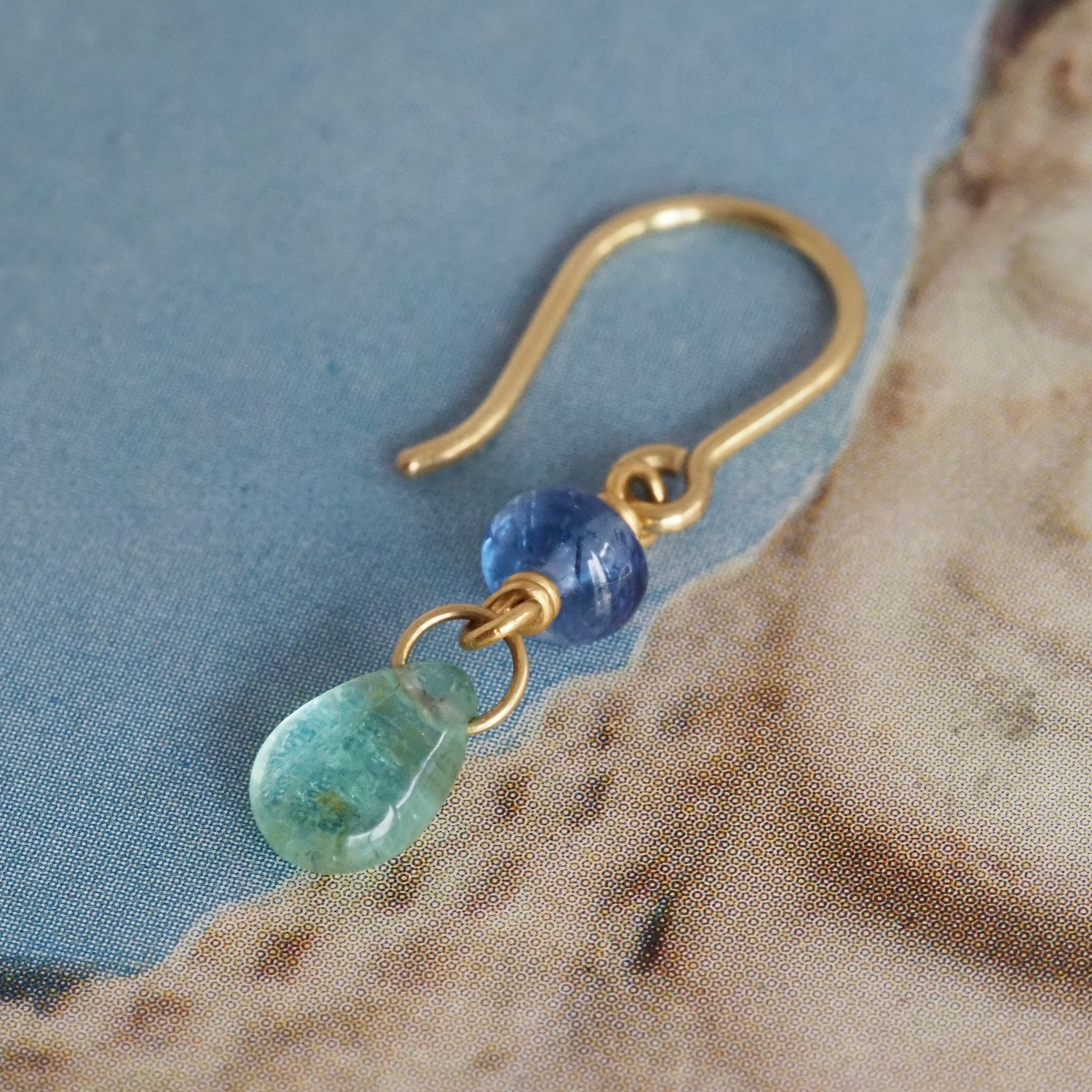 Ancient Roman Style Emerald and Sapphire 18k Gold Dangle Earrings
